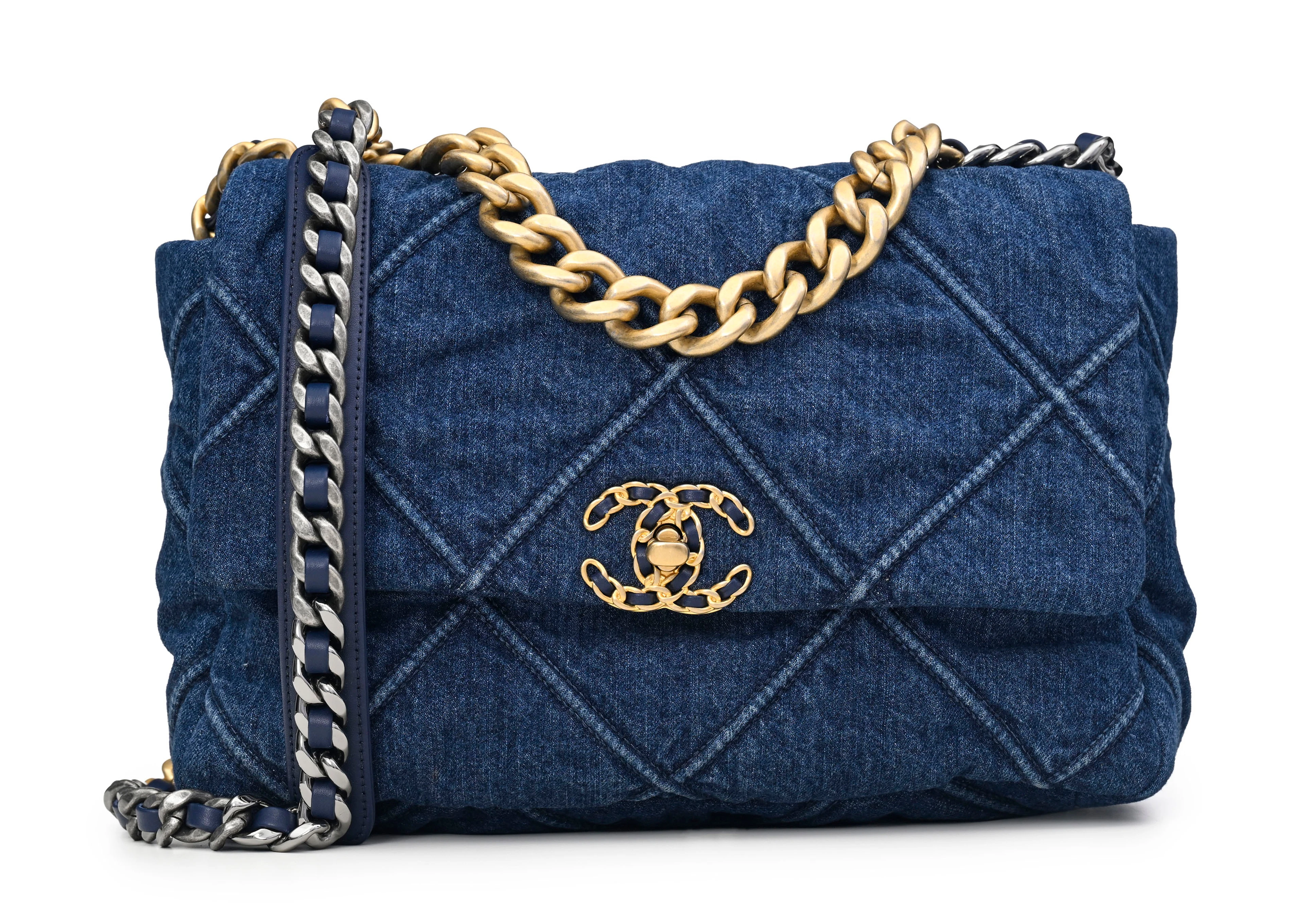 Chanel, sac à rabat 19 en denim bleu matelassé, année 2020, métal