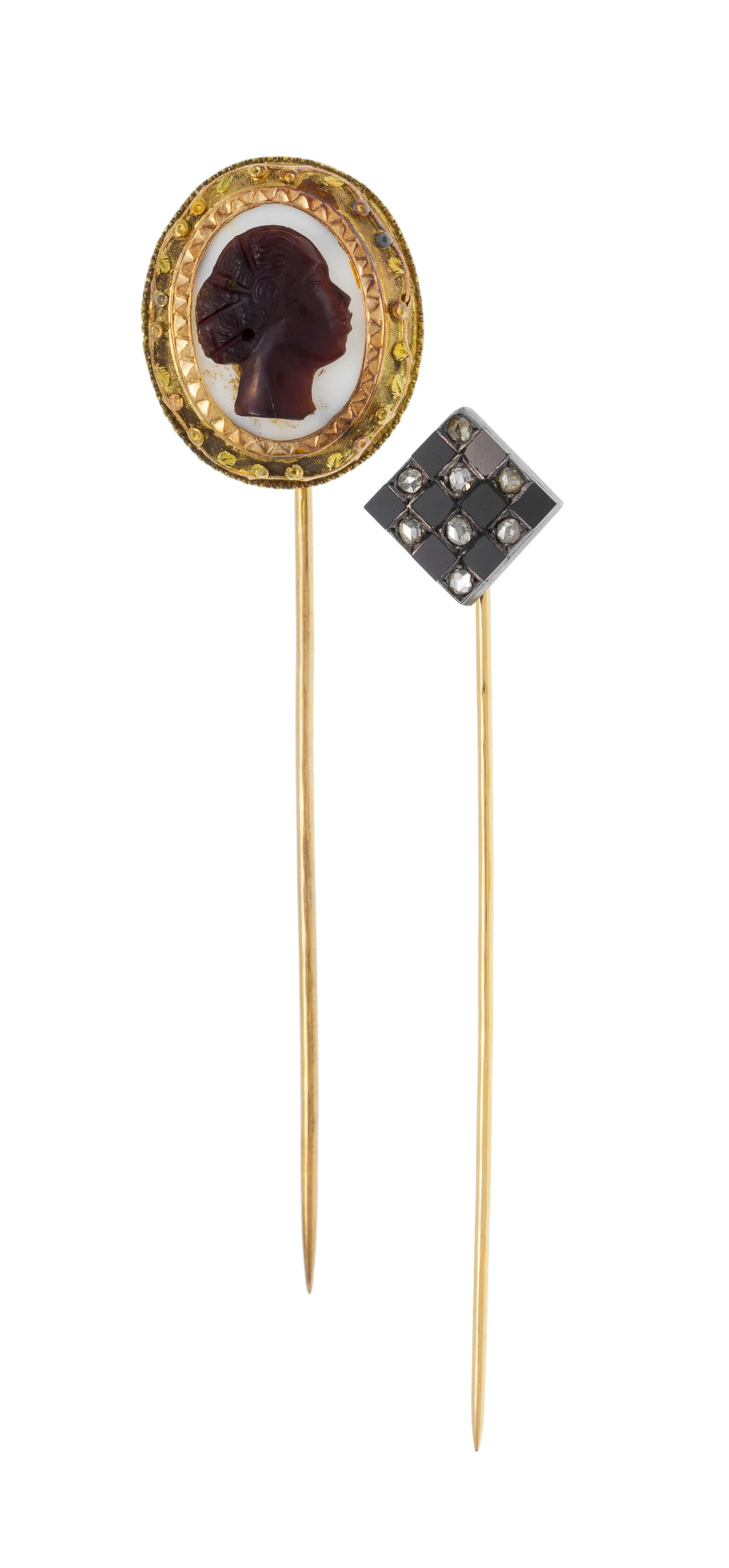 Lot de deux épingles XIXe s., or et argent, l'une ciselé ornée d'un