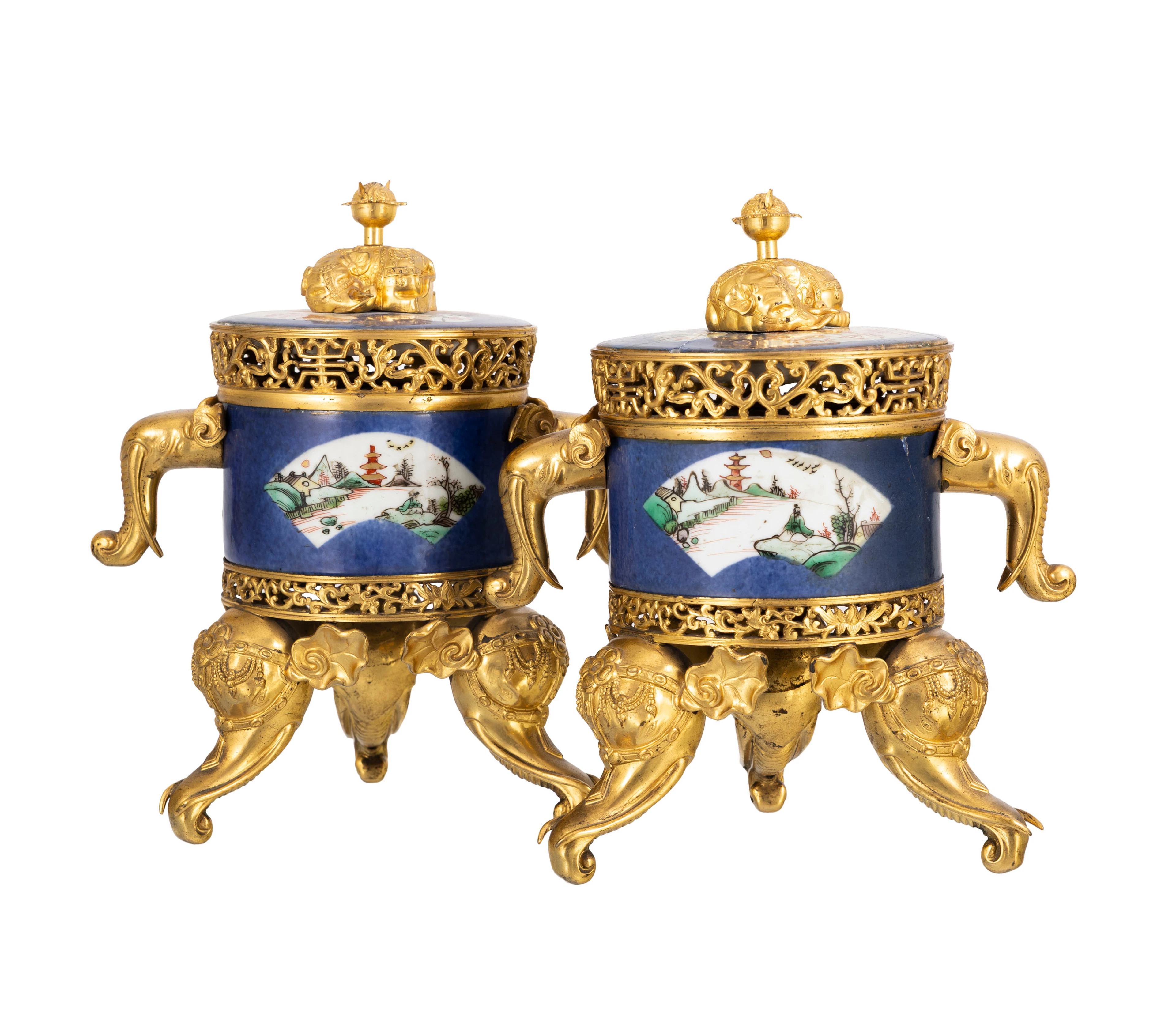 Paire de pots-pourris, XIXe s., en porcelaine de Chine polychrome