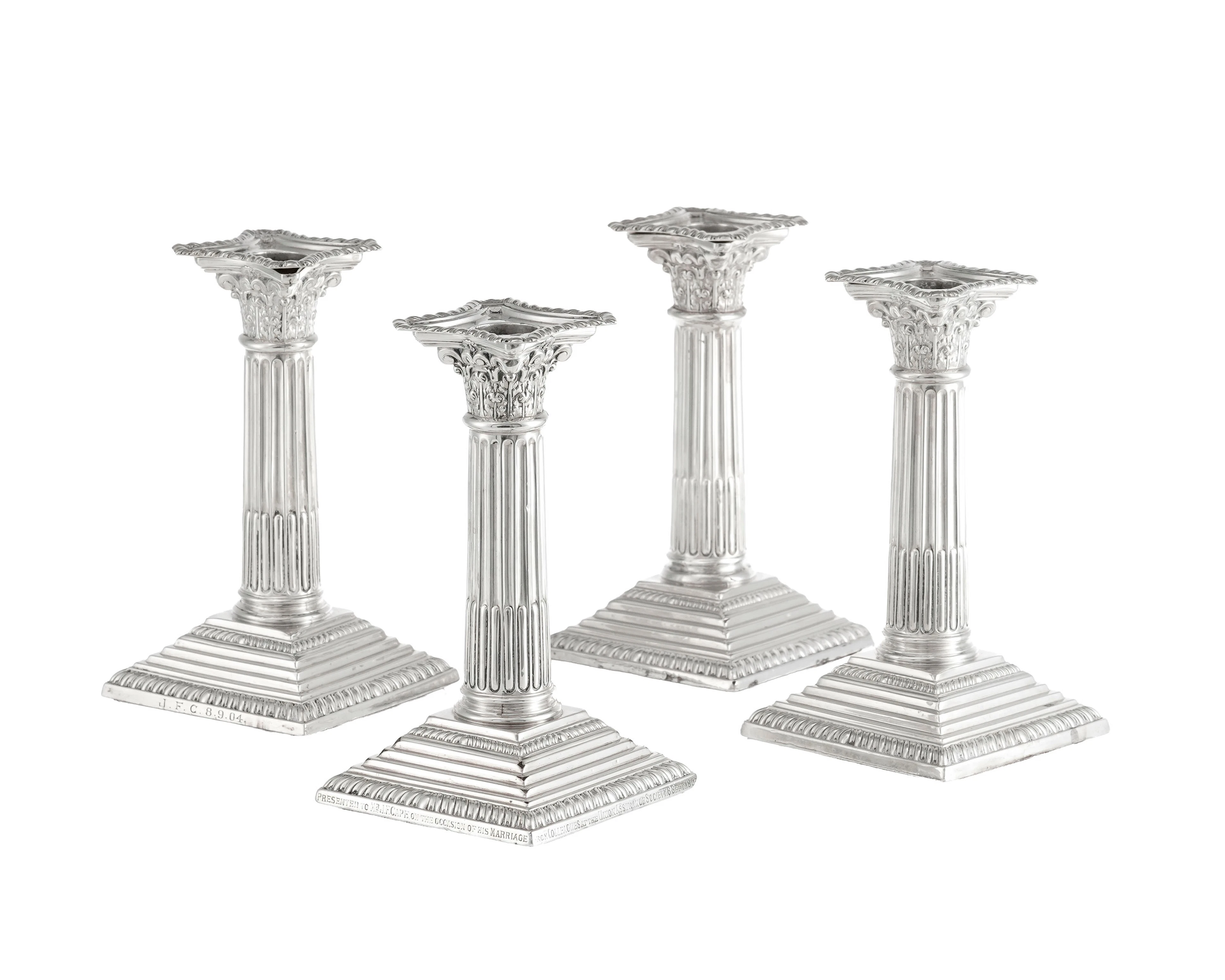 Suite de 4 bougeoirs colonne corinthienne d'époque Edward VII en argent