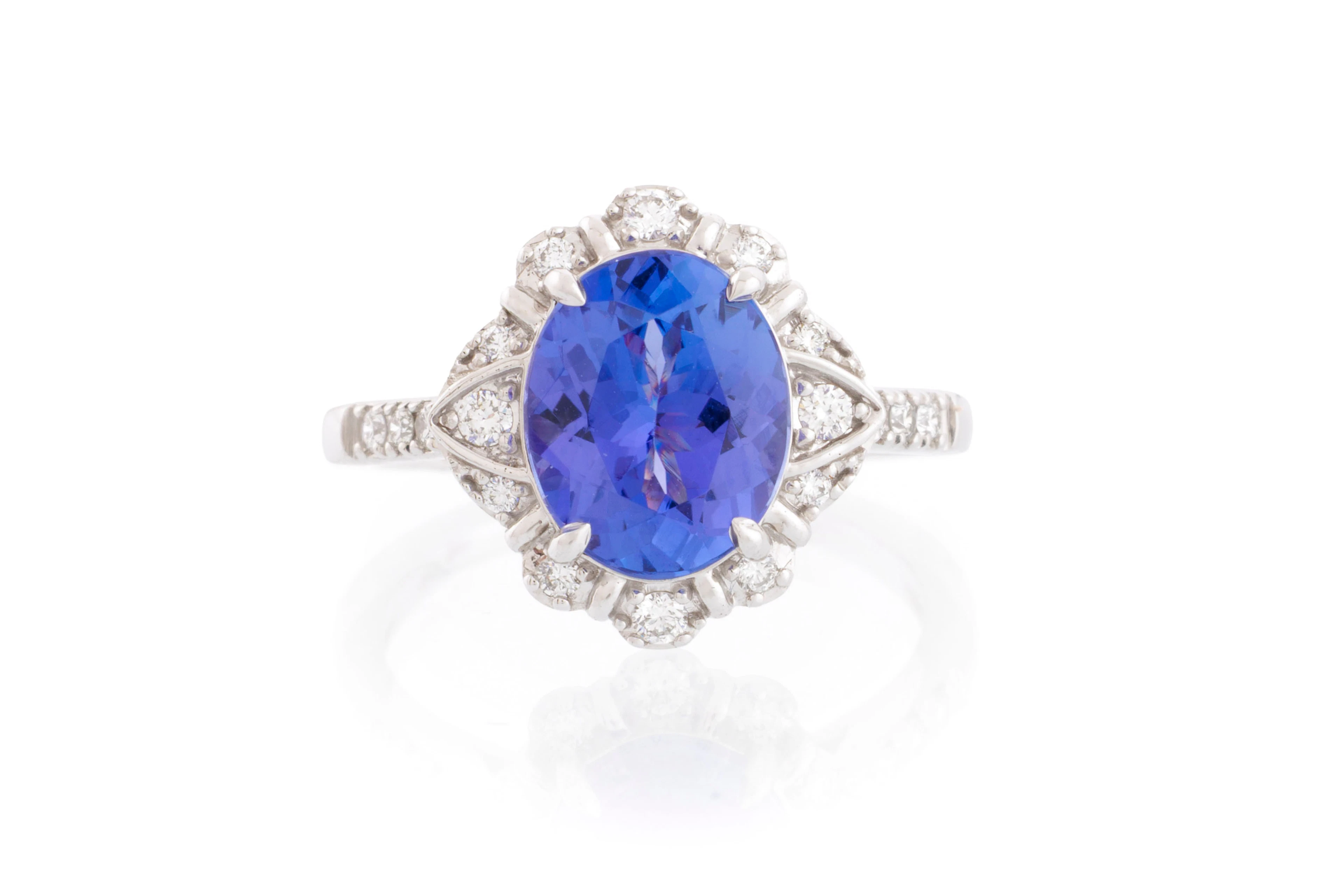 Bague or gris 750 sertie d'une tanzanite ovale entourée de diamants