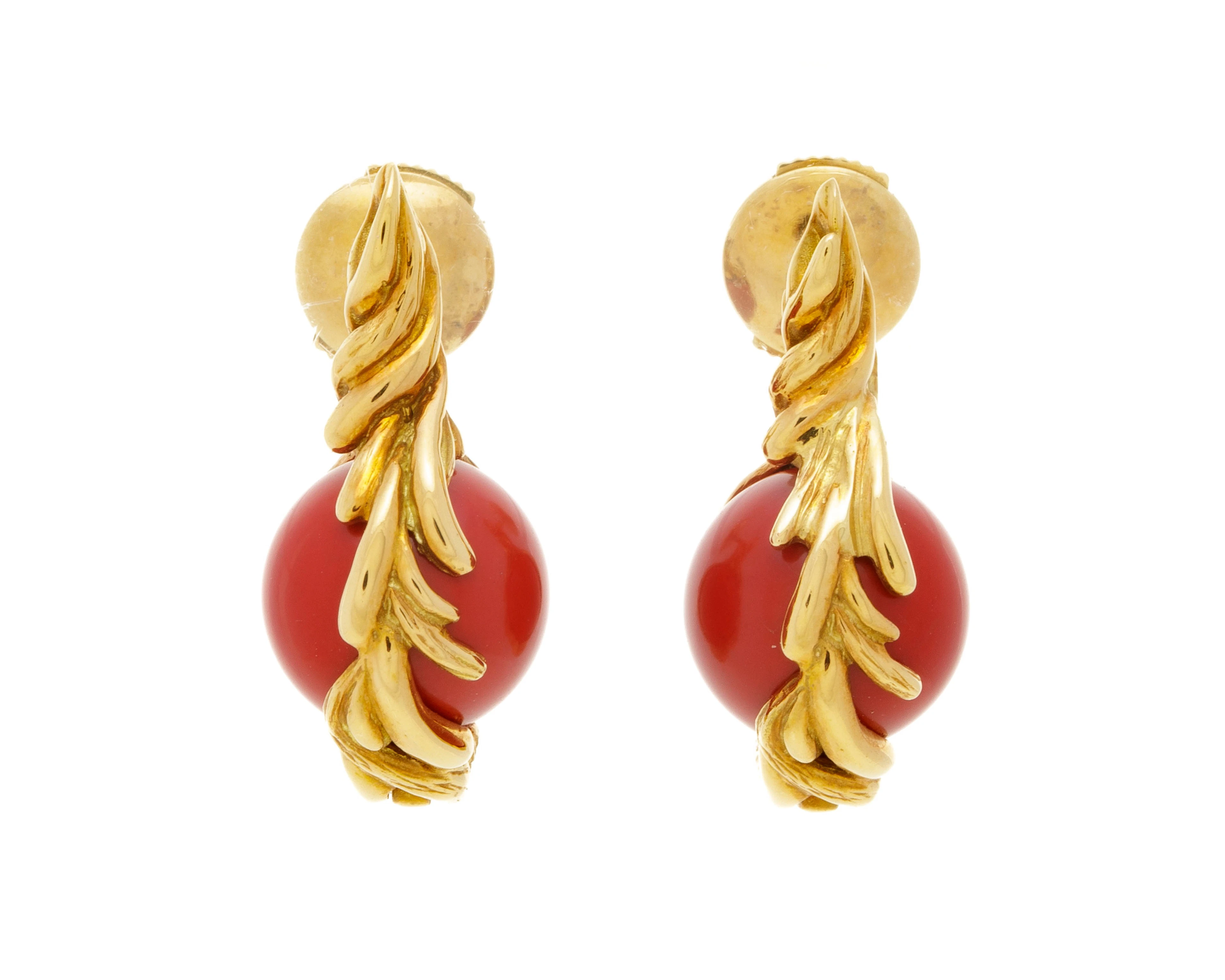 Gilbert Albert, paire de pendants d'oreilles or 750 à motif végétal