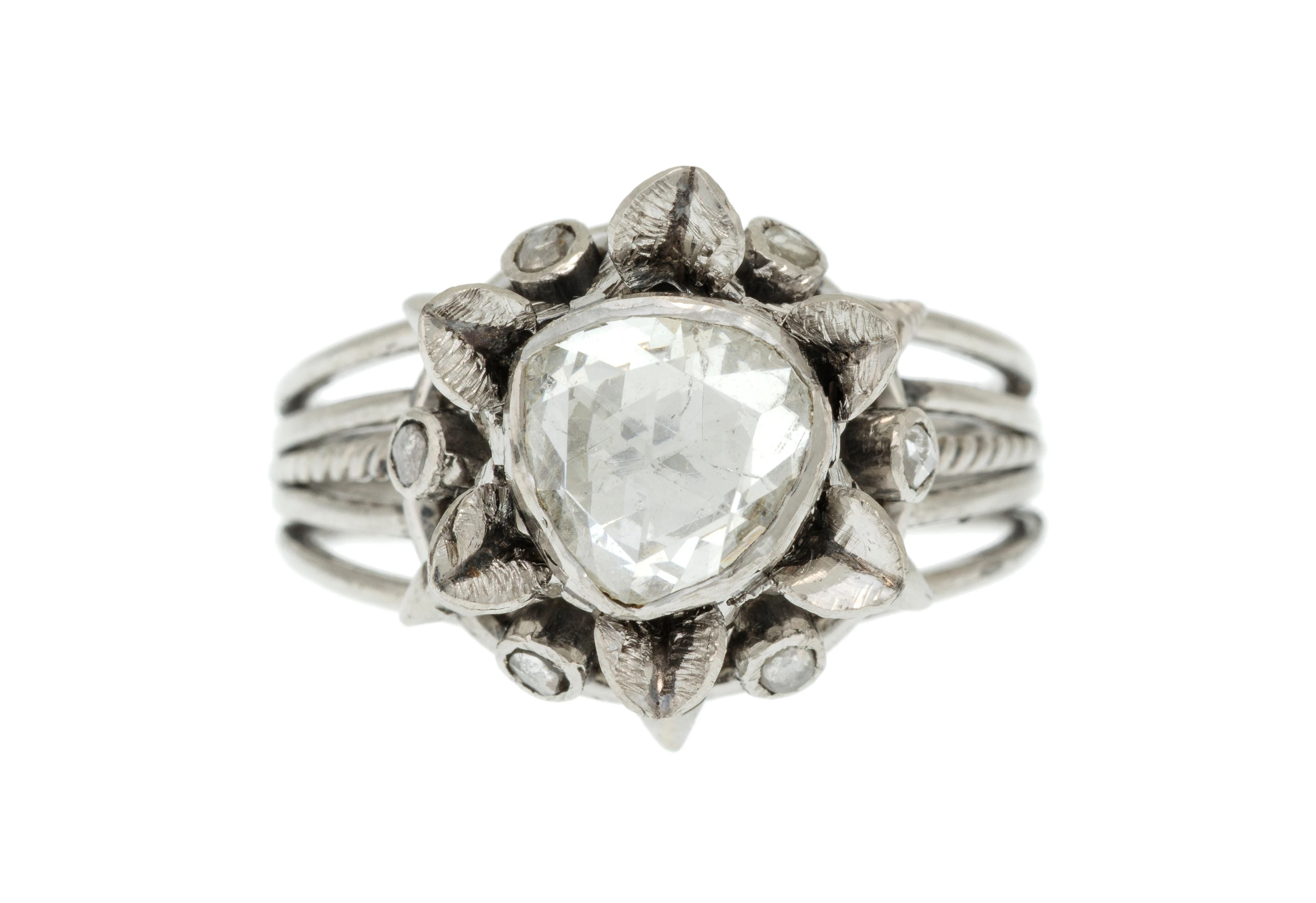 Bague en or gris 585 stylisant une fleur centrant un diamant taille