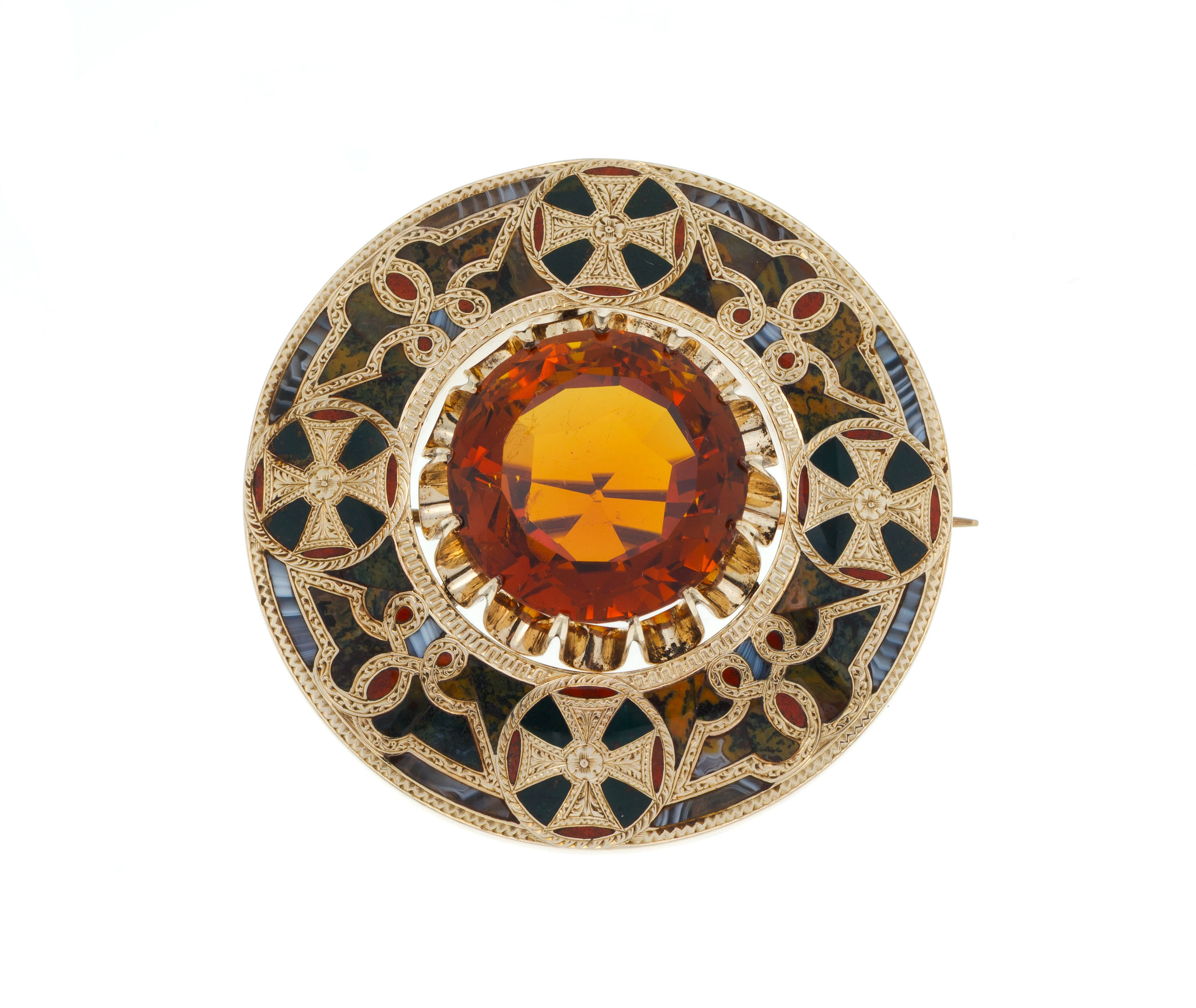 Broche écossaise fin XIXe s., or 750 gravé sertie d'une citrine entourée