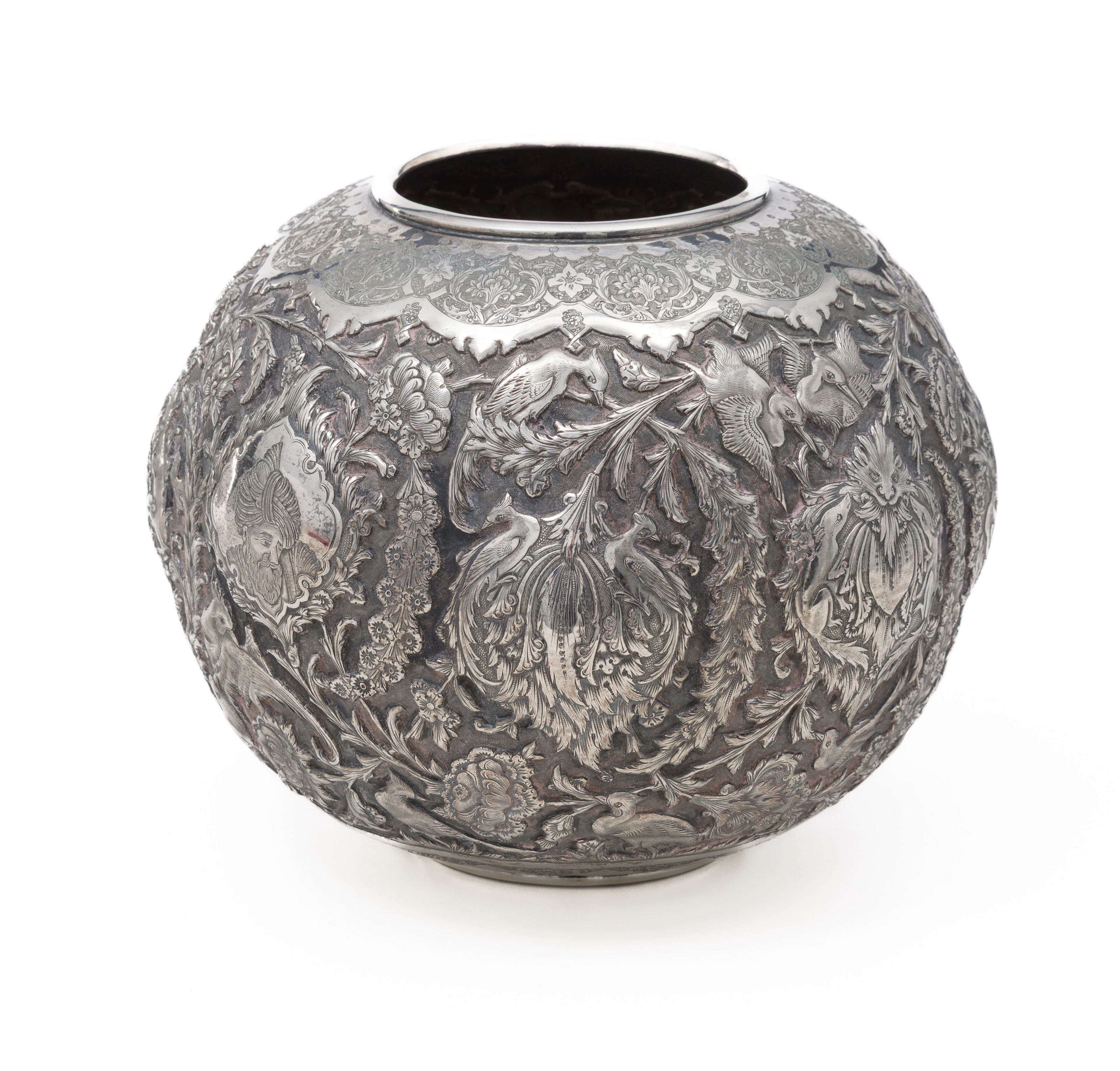 Vase boule en argent, Iran, Ispahan, ca 1960-1970, décor de fleurs