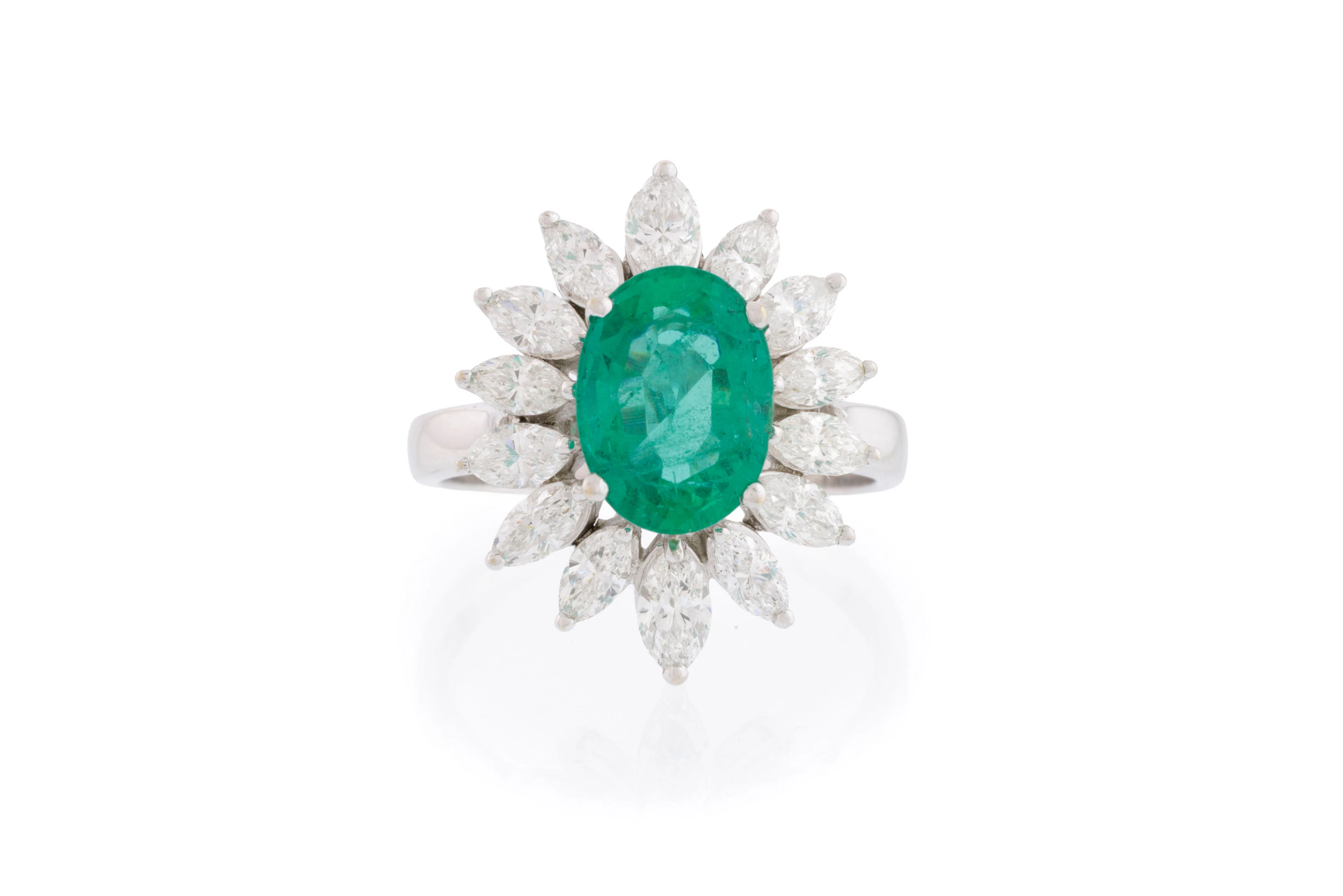 Bague or gris 750 sertie d'une émeraude taille ovale entourée de diamants