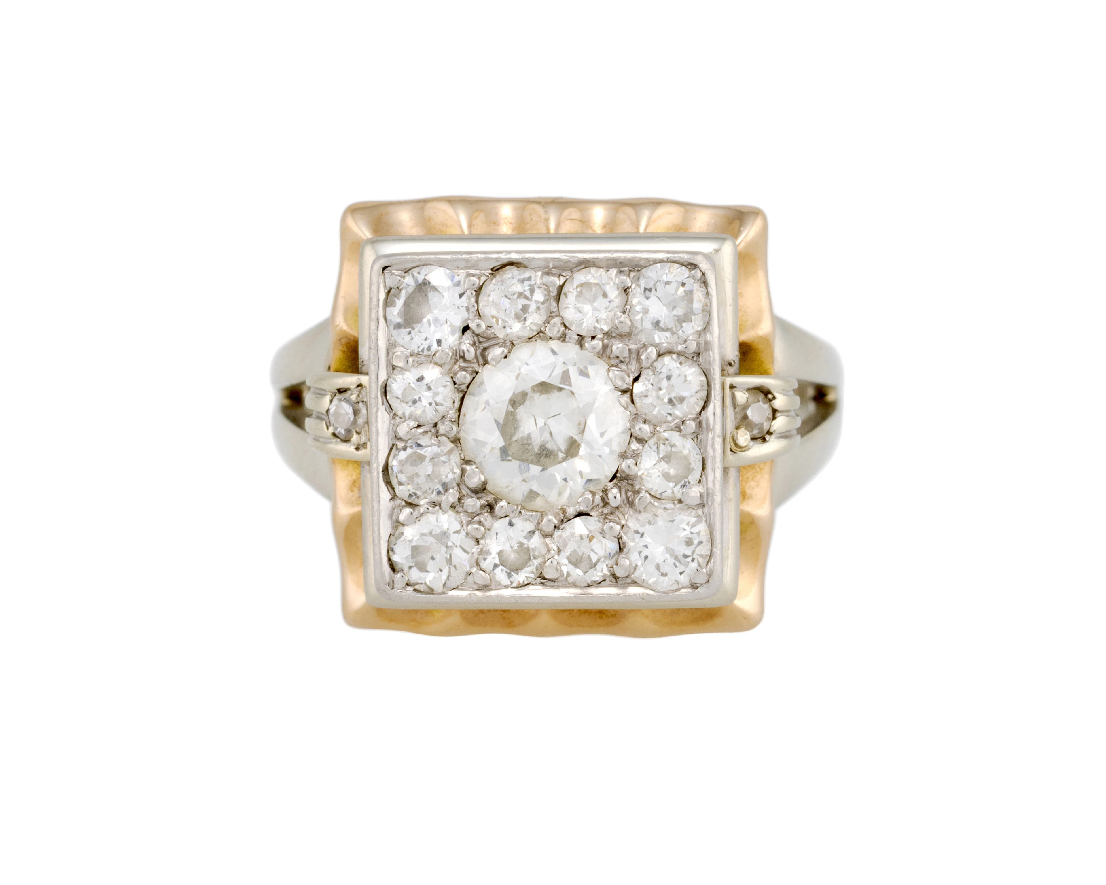 Bague années 1940-50 2 ors 585 formée d'un carré pavé de diamants