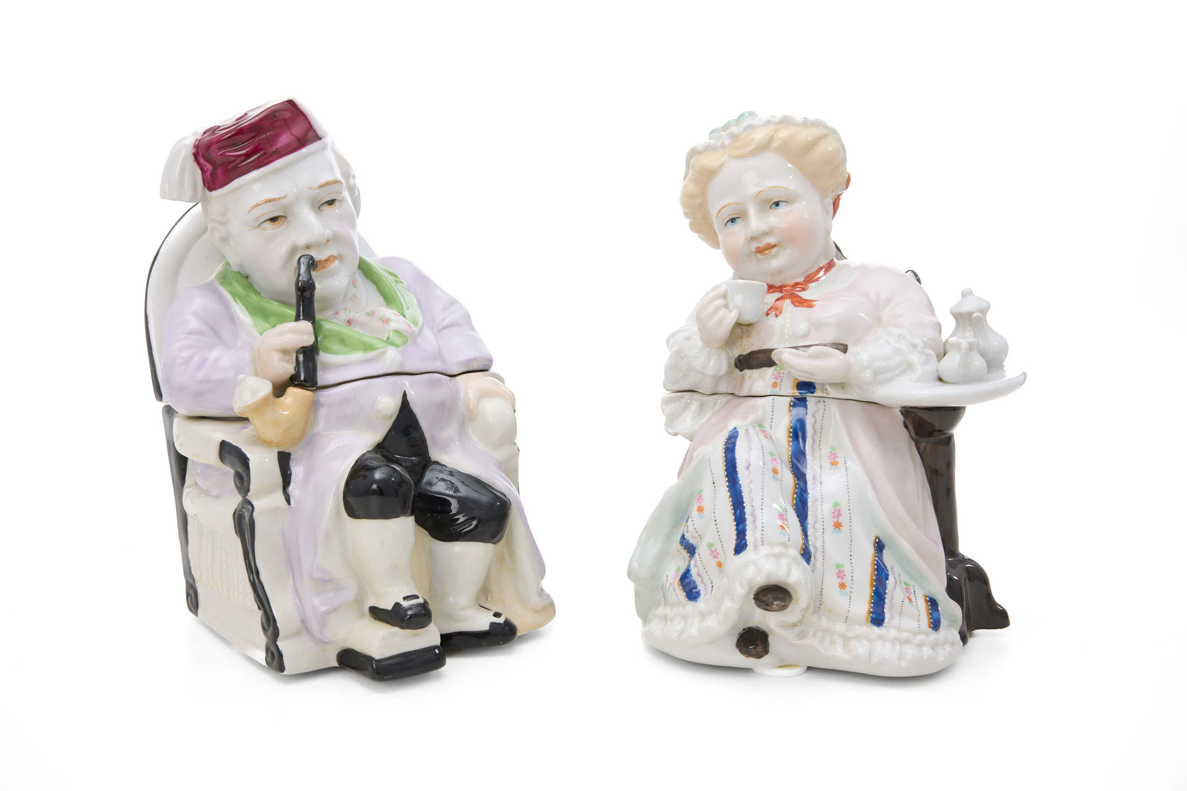 "Couple bourgeois en pause", paire de pots en faïence polychromes