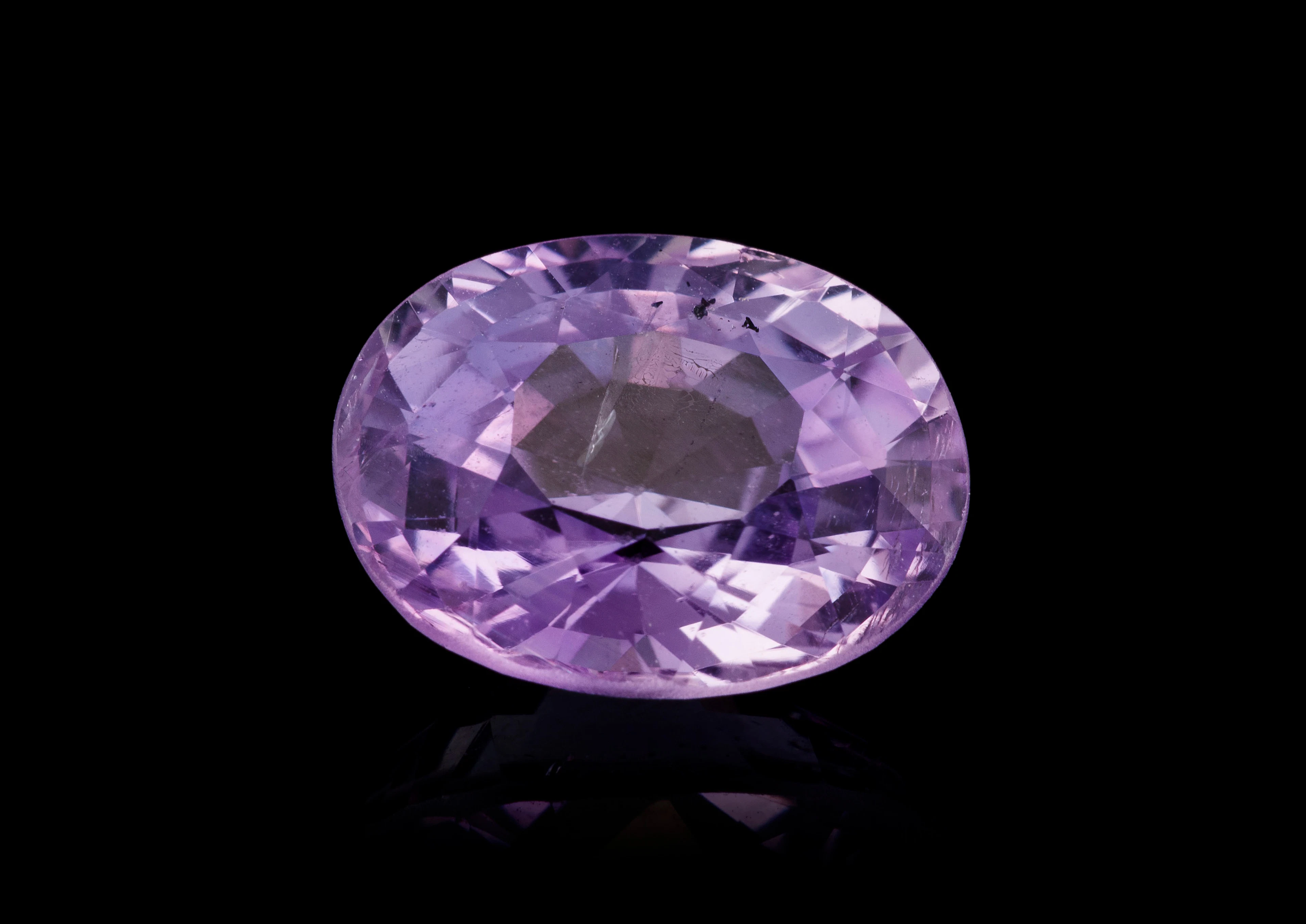 1 saphir pourpre taille ovale sur papier de 6.53 carats, Ceylan, non