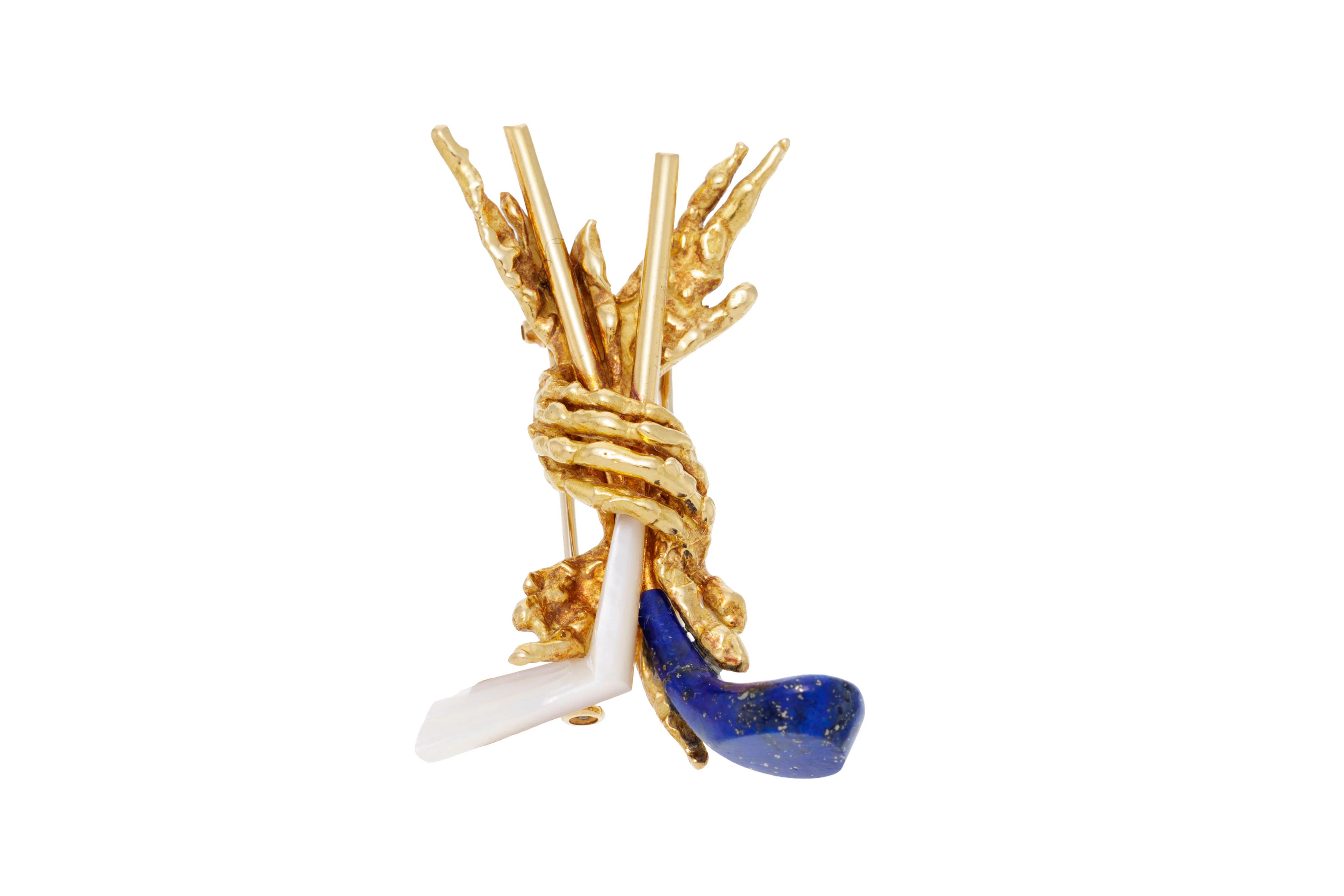Chaumet, broche années 1970 or 750 texturé figurant une crosse de