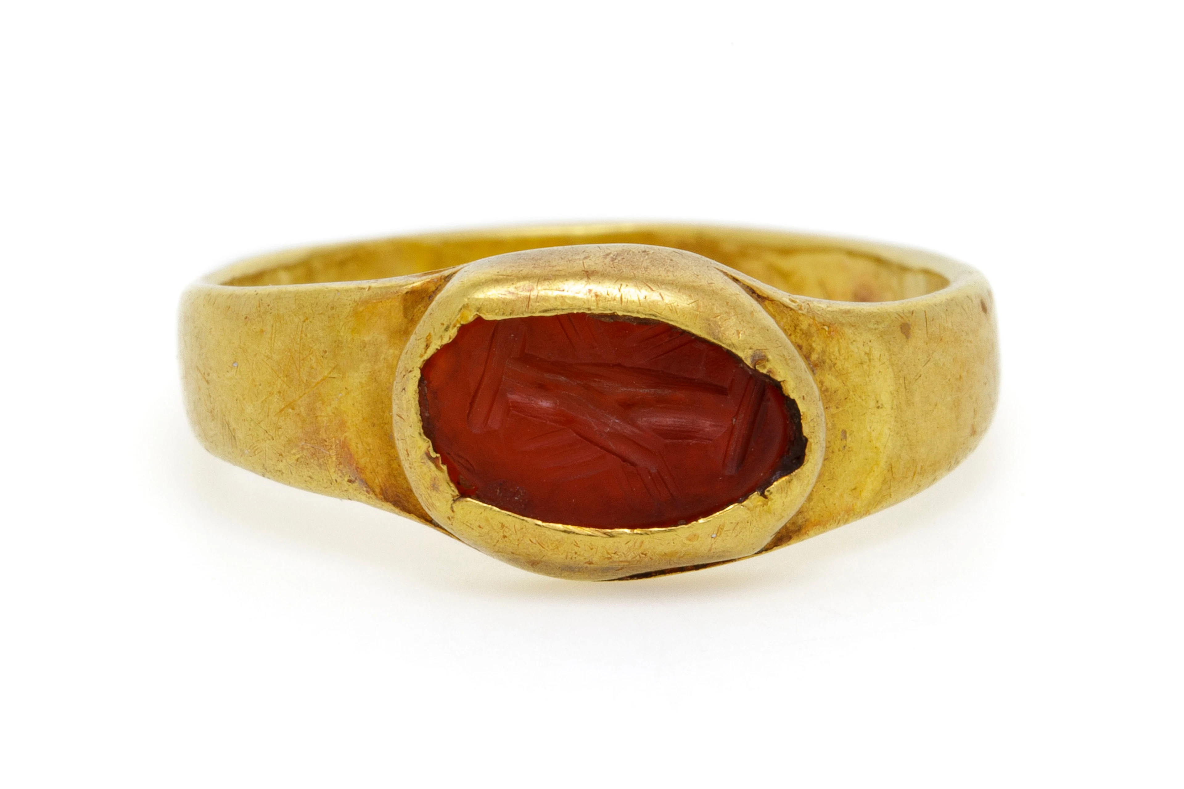 Bague probablement IIe - Ve s. a.p. or sertie d'une intaille romaine