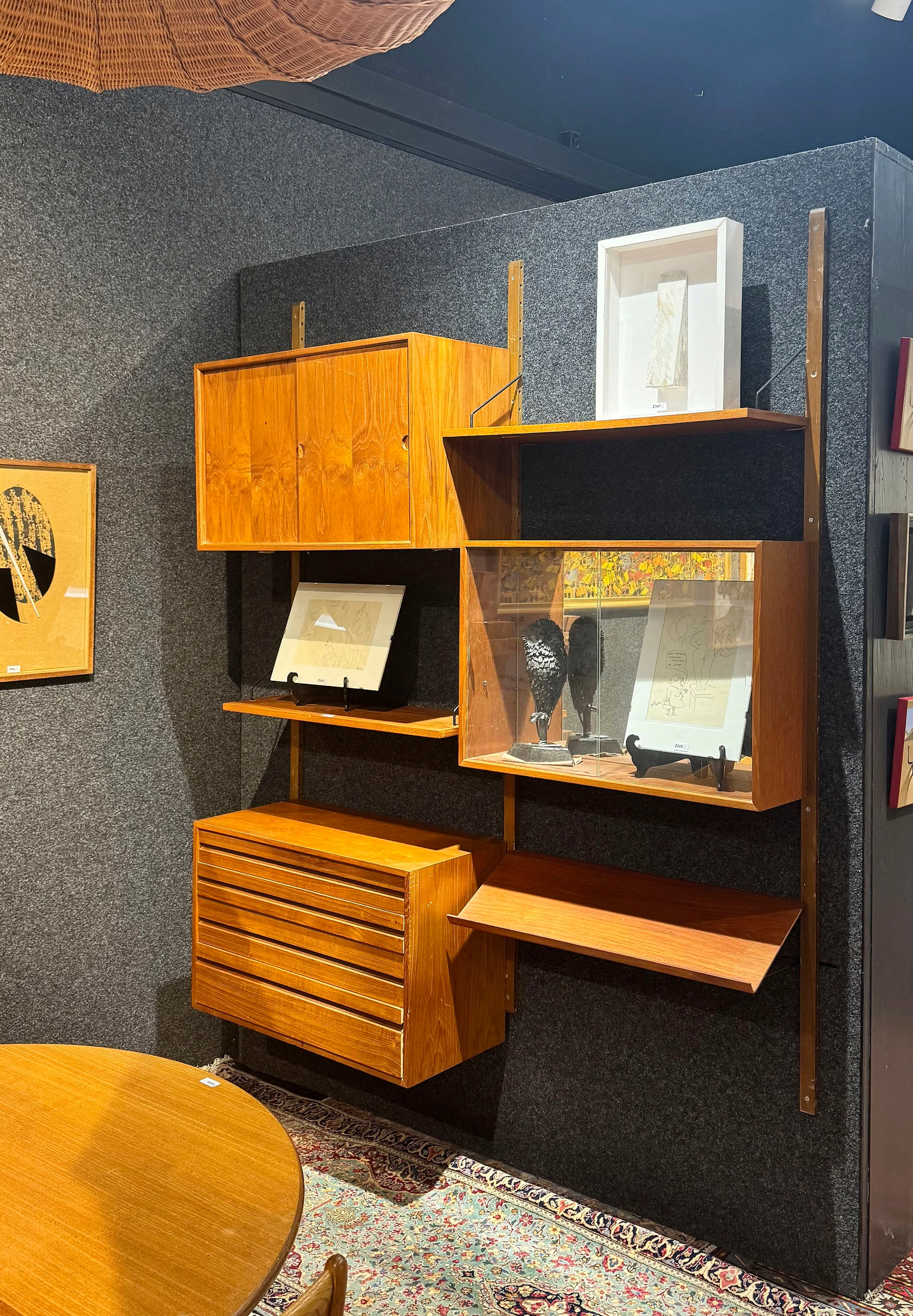 Bibliothèque murale, circa 1970, en placage de teck composée de tablars