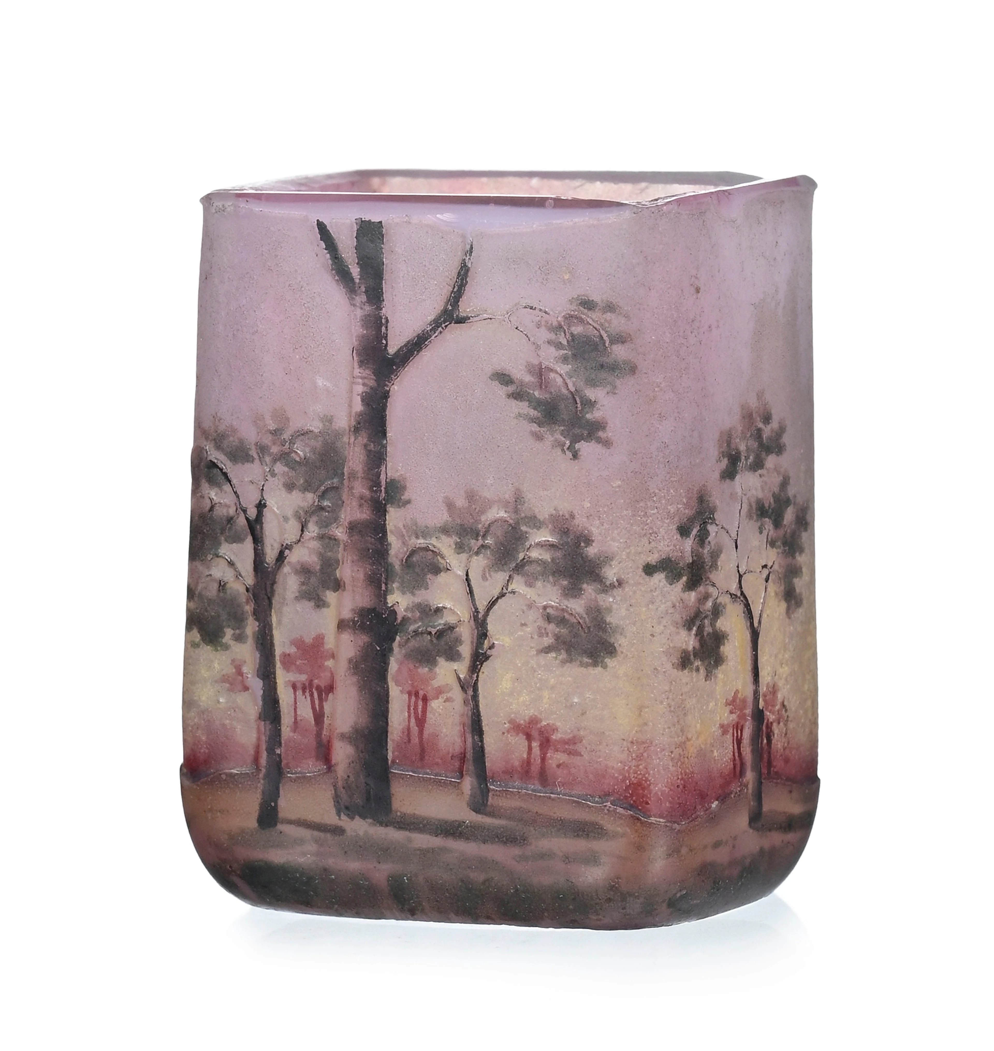 Daum Nancy. Vase miniature en verre multicouche, à décor forestier