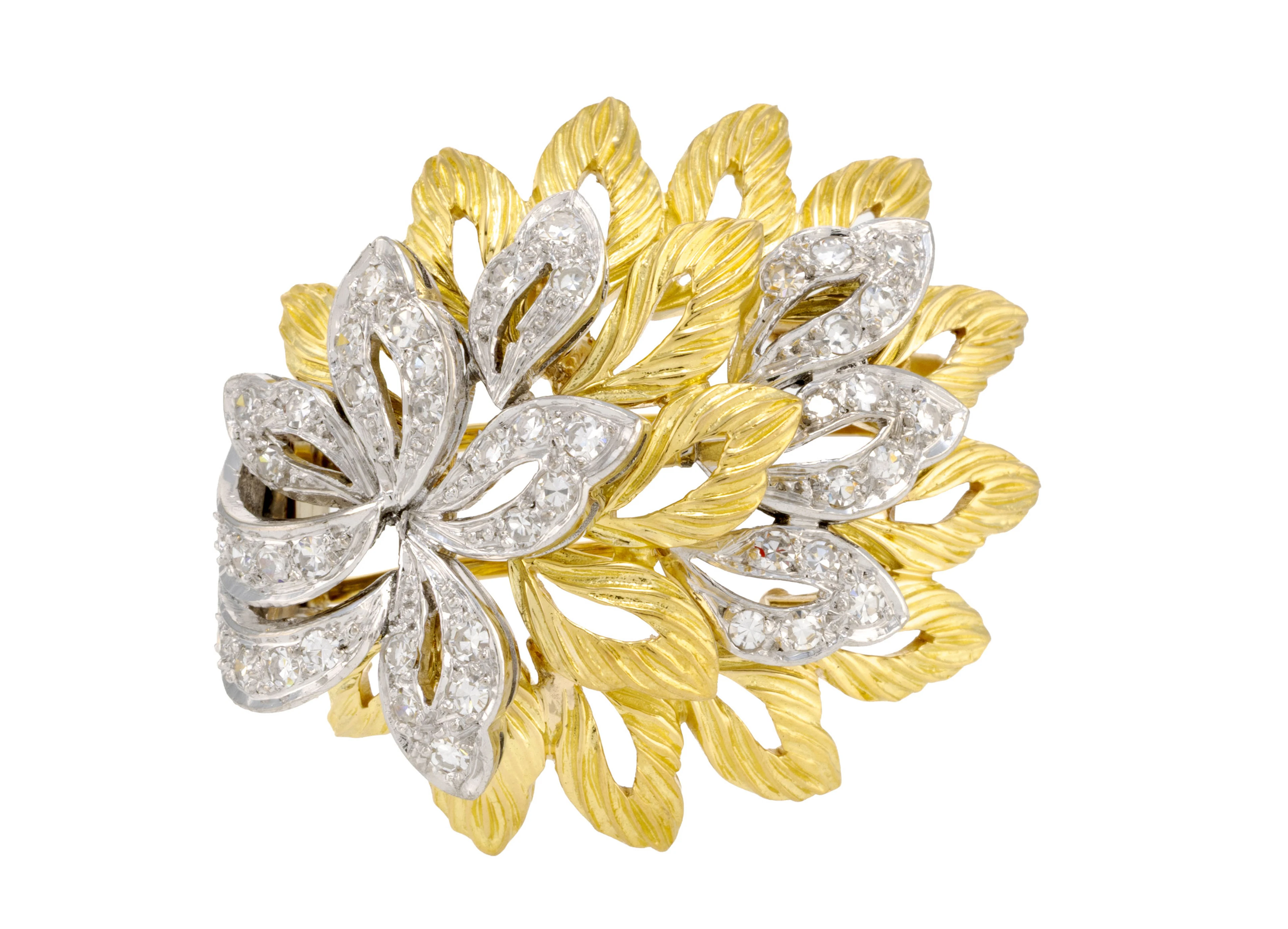Broche années 1950-60 2 ors 750 à motif végétal stylisé et ajouré