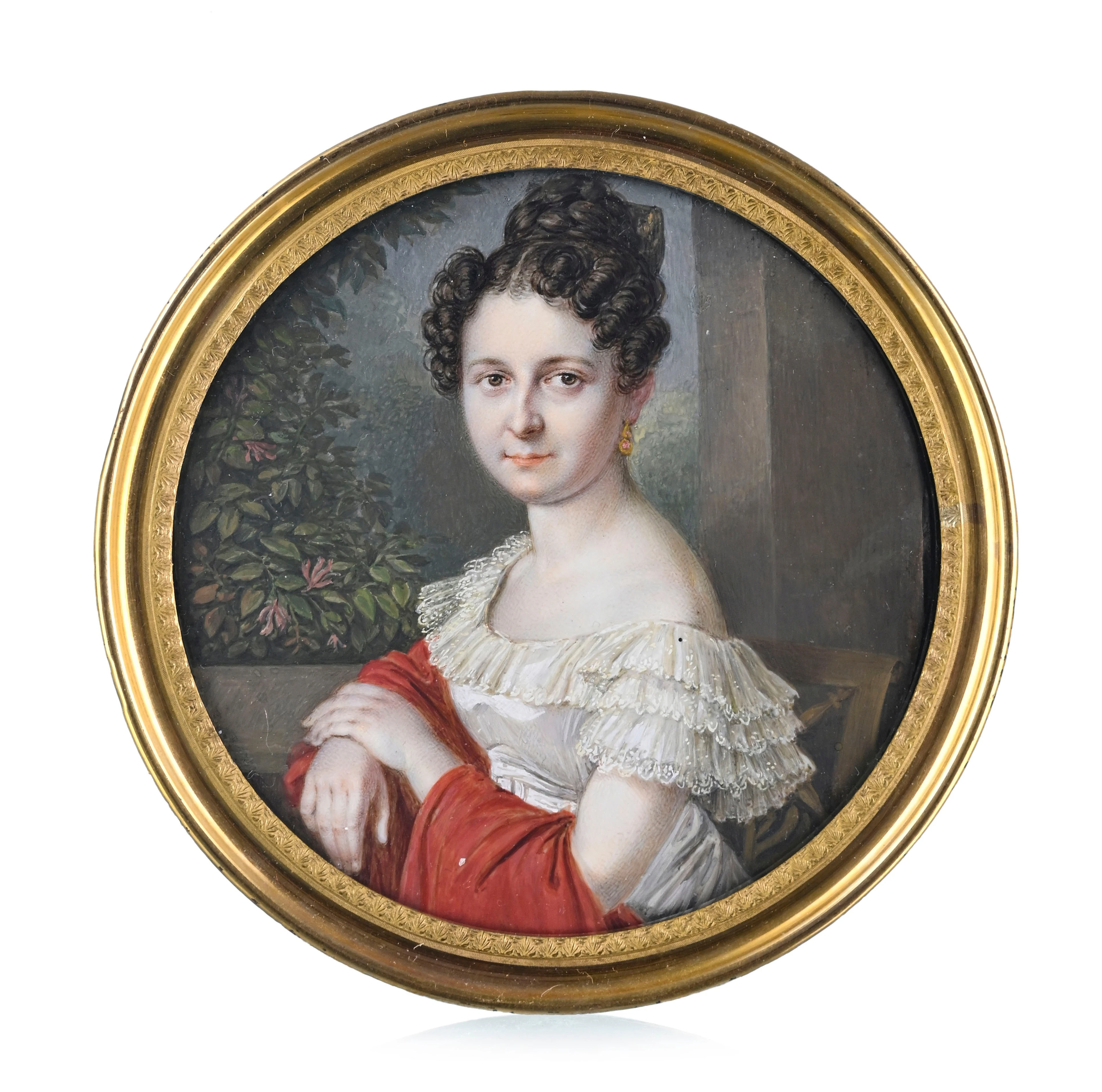 Dame à la robe en taffetas blanches et châle rouge, portrait en miniature