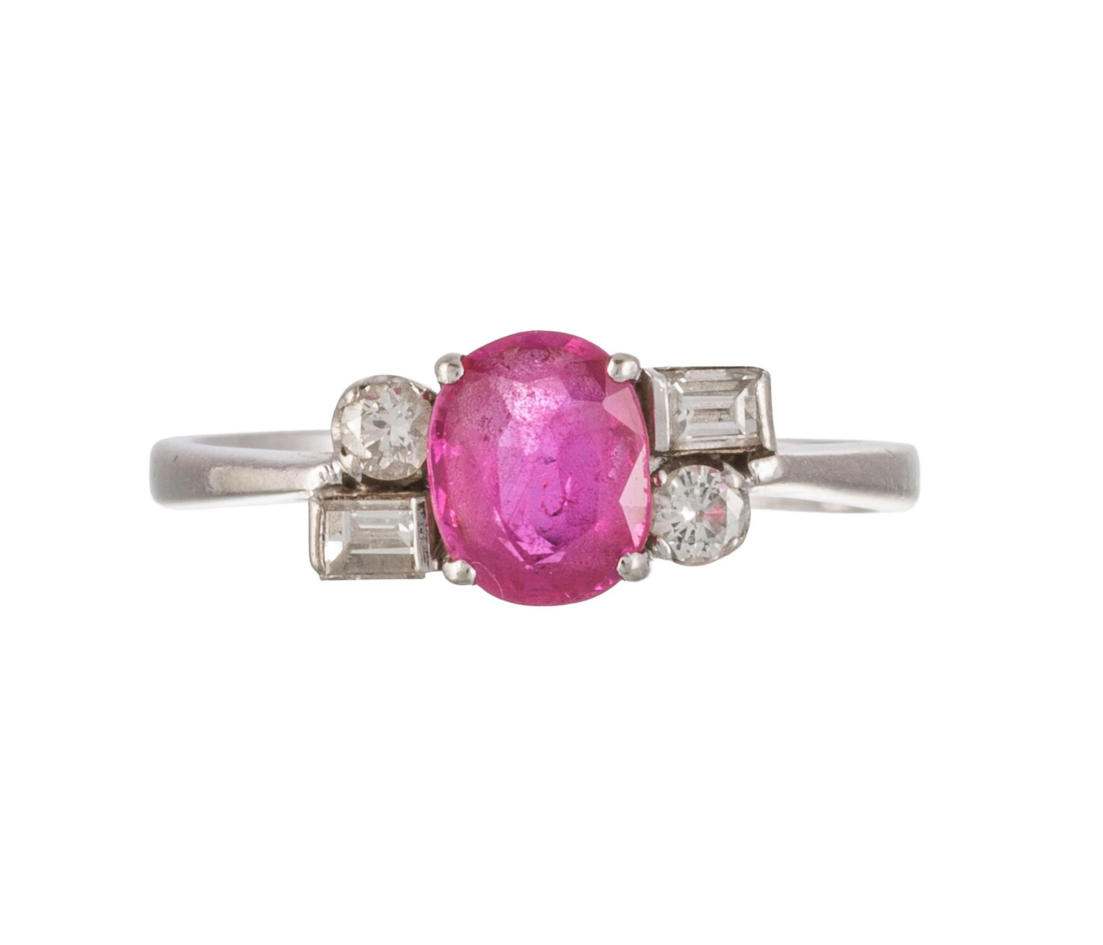 Bague or gris 750 sertie d'un saphir rose ovale épaulé de diamants