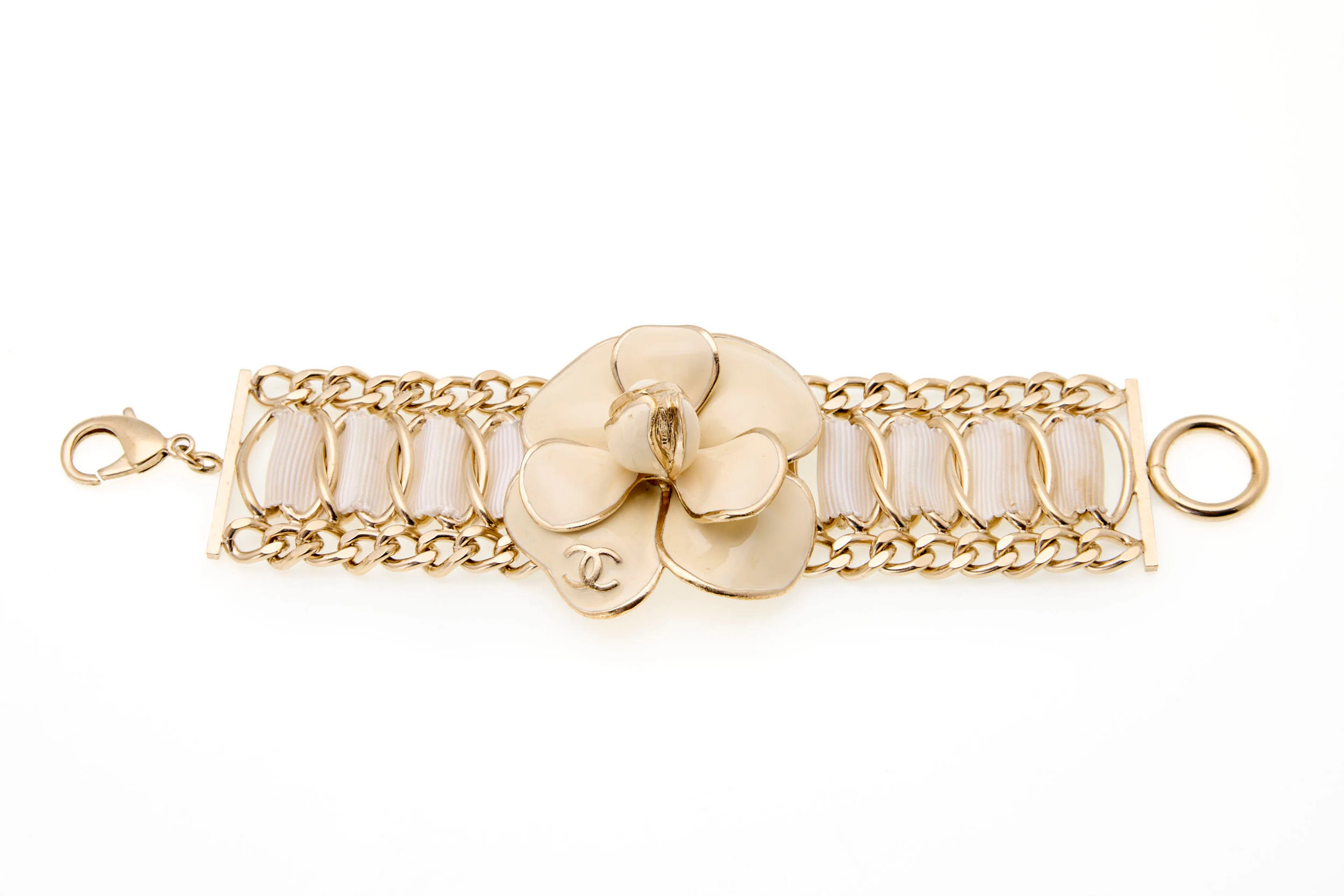 Chanel, bracelet Coco Camélia, la fleur en métal doré et émail écru