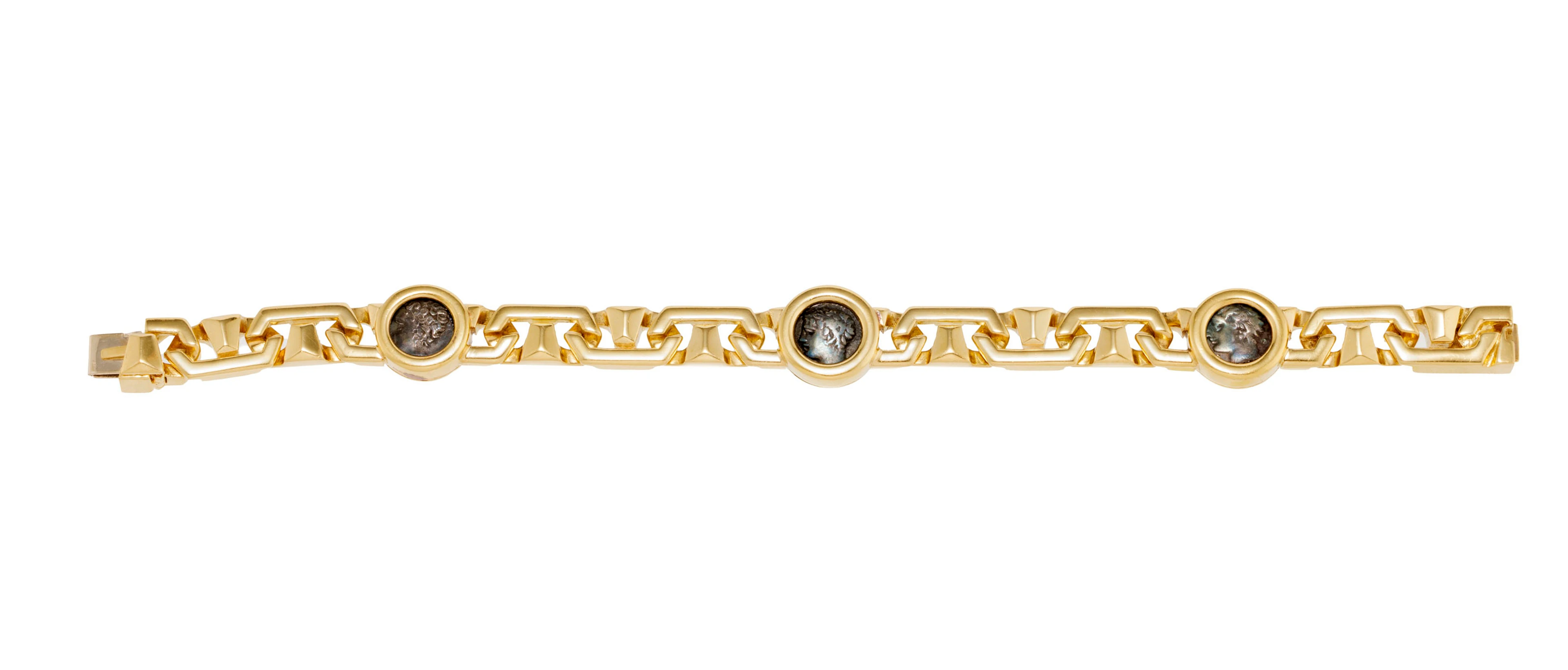 Bulgari, Monete, bracelet or 750 orné de 3 oboles en argent frappées