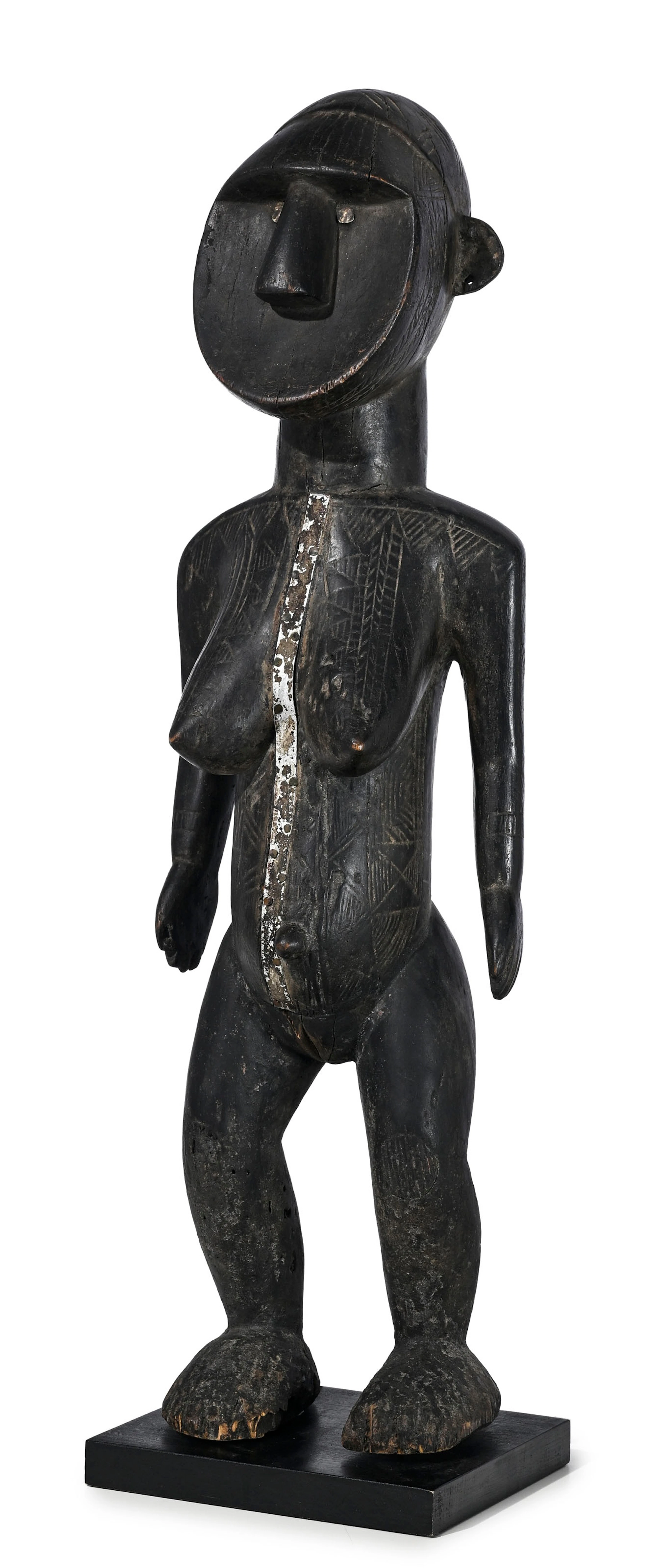 Statue féminine Toma, bois à patine brun-noir et croûteuse, représentant
