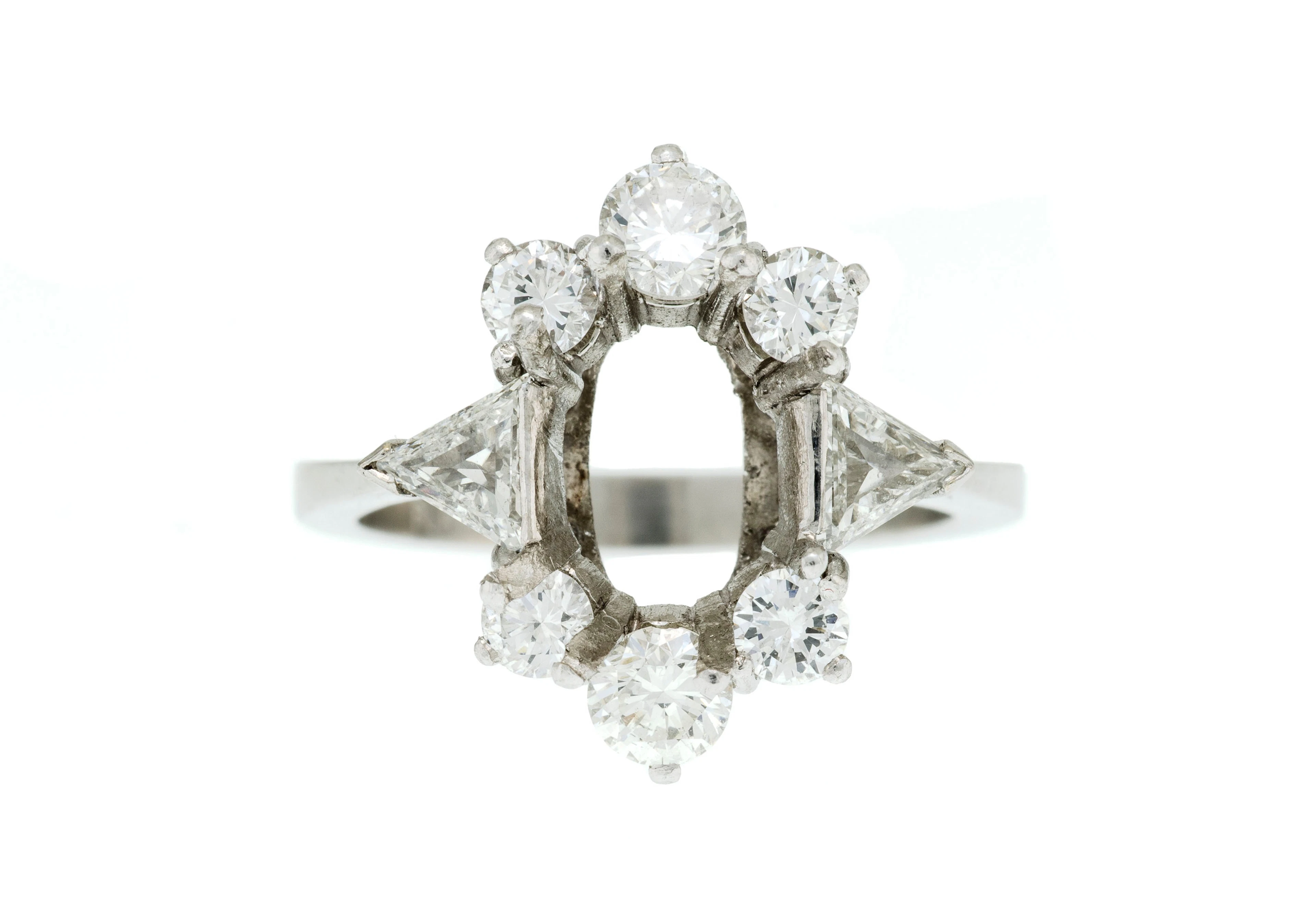 Monture de bague platine sertie de diamants taille brillant et triangle