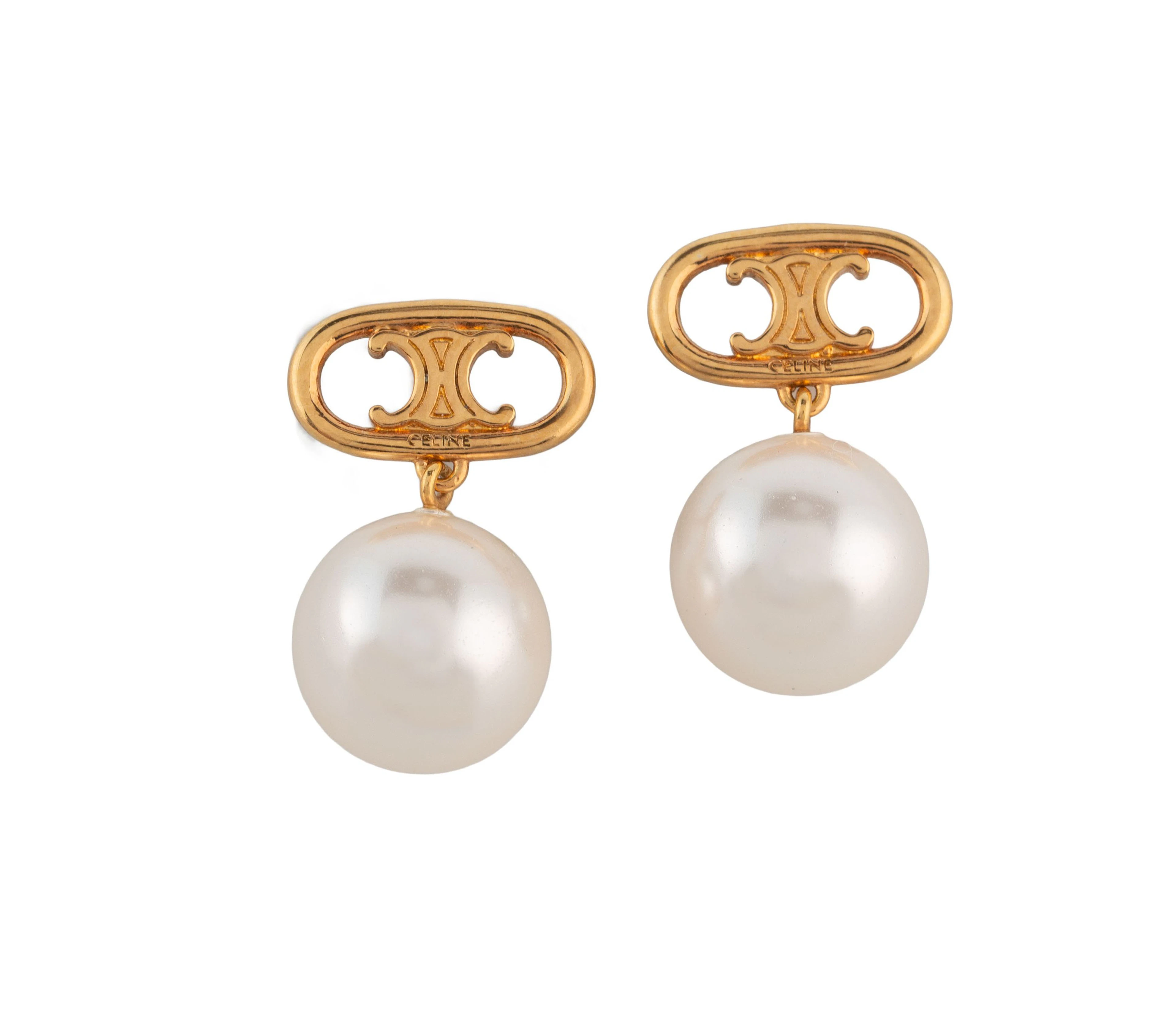 Céline, paire de boucles d'oreille Céline en métal doré retenant une