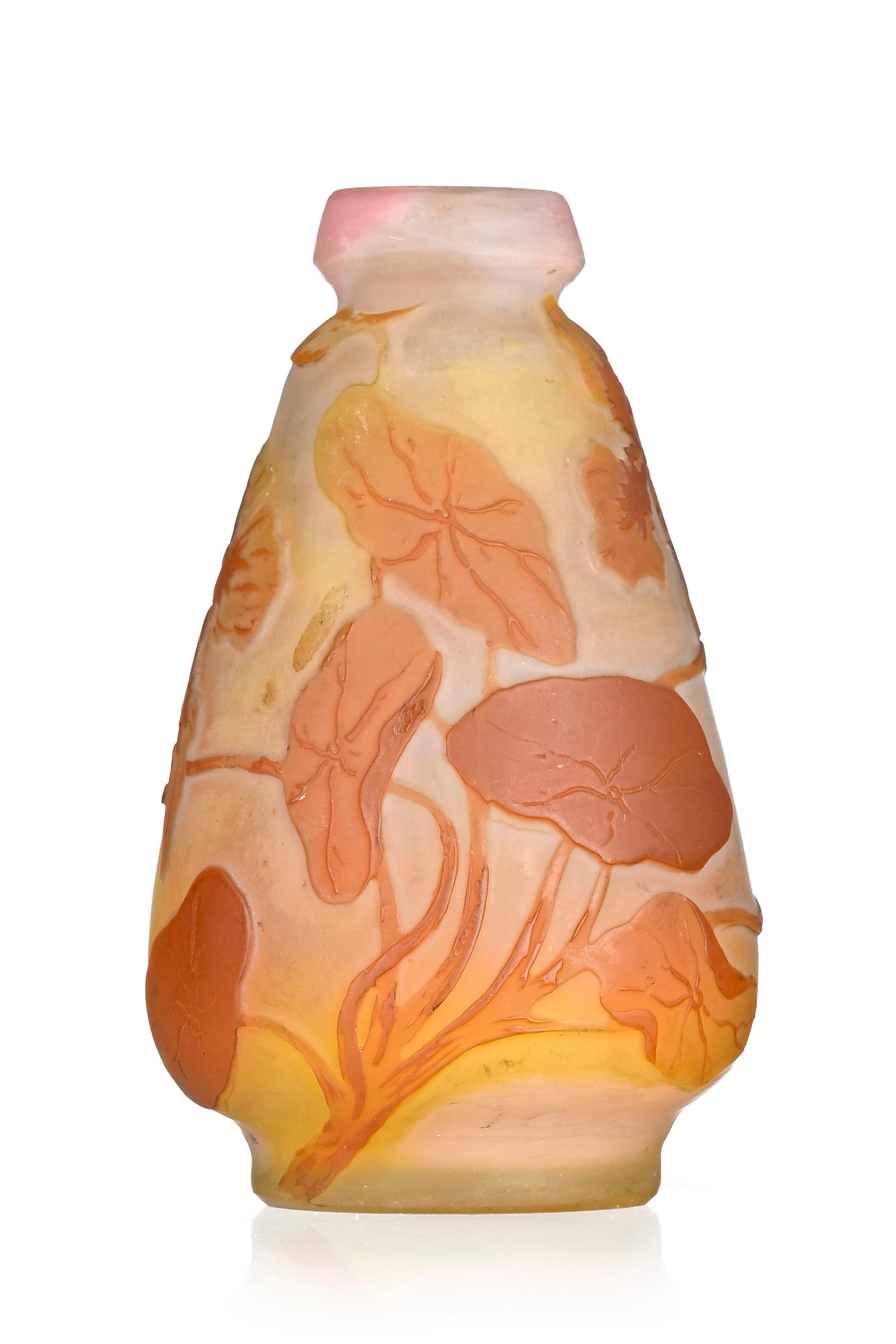 Gallé. Petit vase piriforme à col ourlé en verre multicouche, à décor