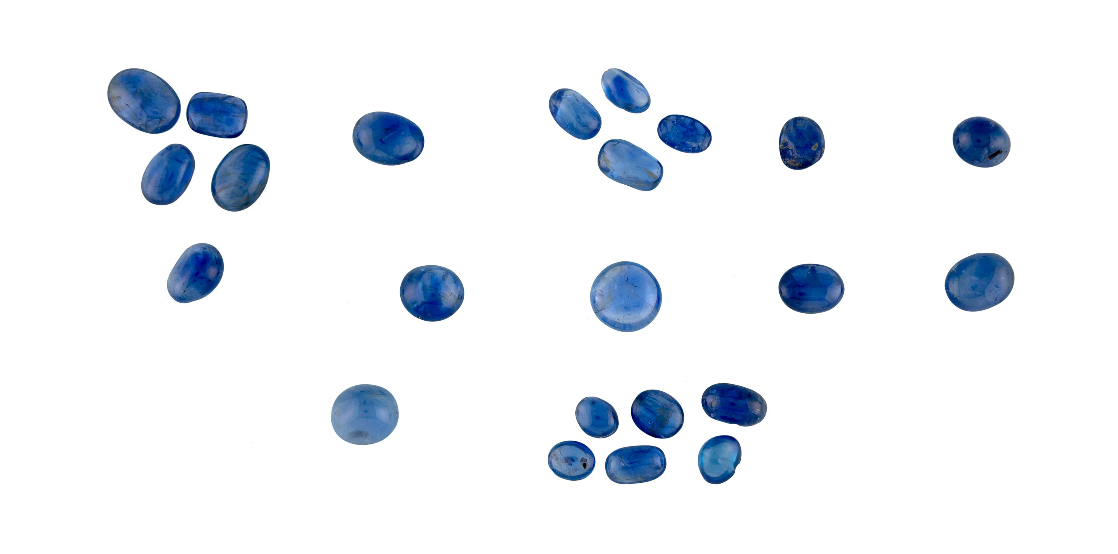 Lot de 12 plis de saphirs sur papier taillés en cabochons ou polis
