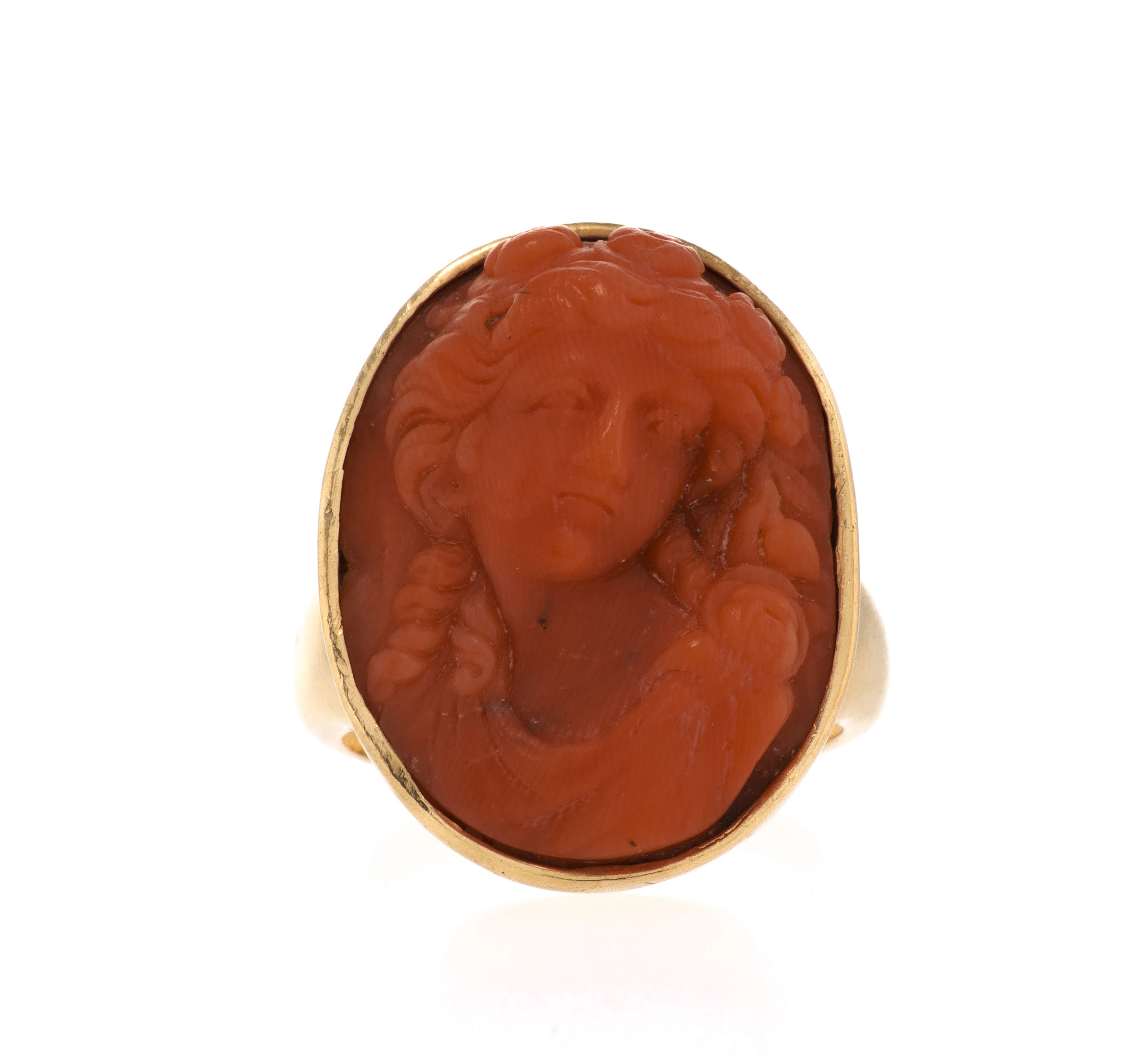 Bague or 750 ornée d'un camée sur corail représentant un portrait