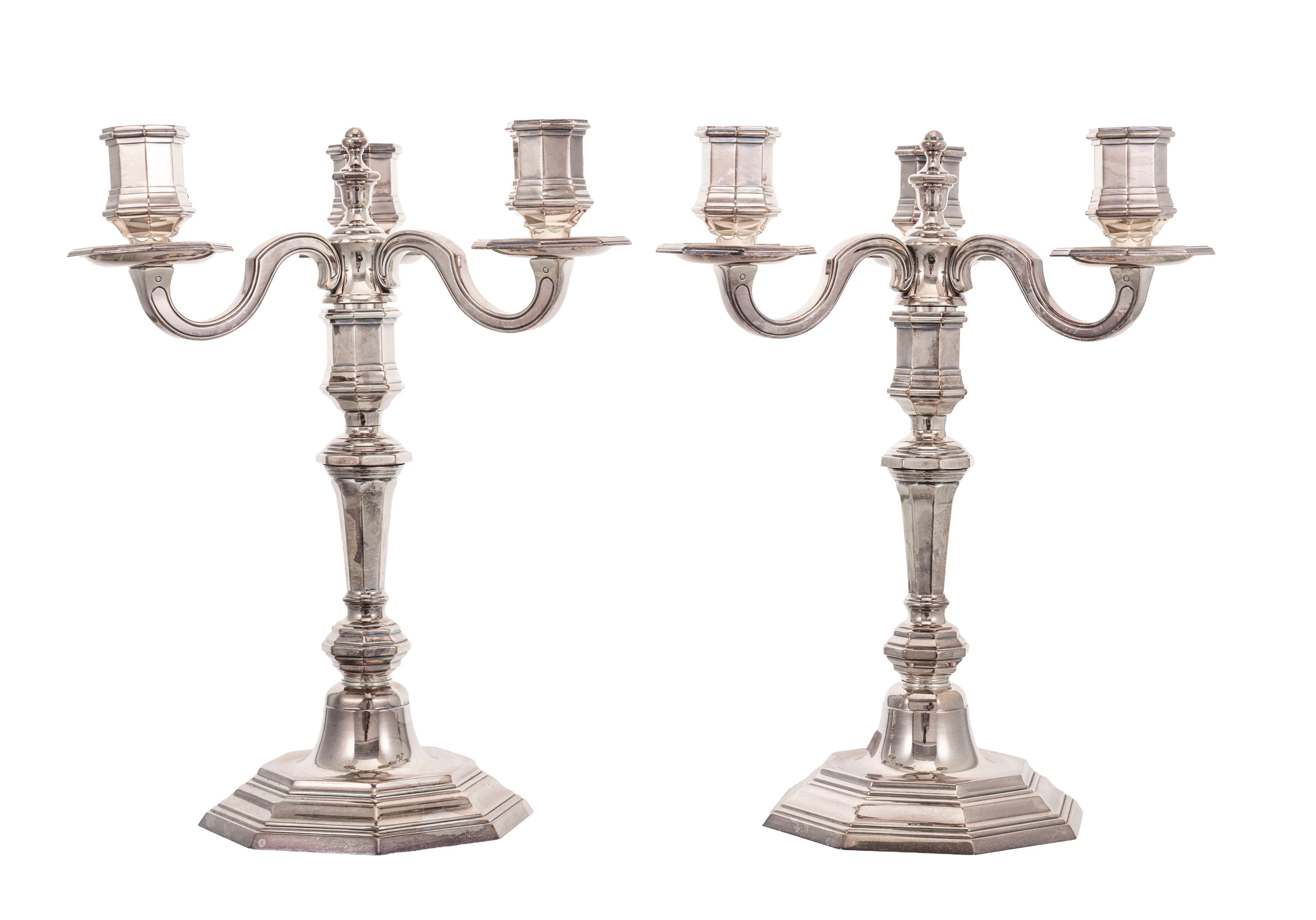 Christofle. Paire de candélabres à 3 bras de lumière en métal argenté
