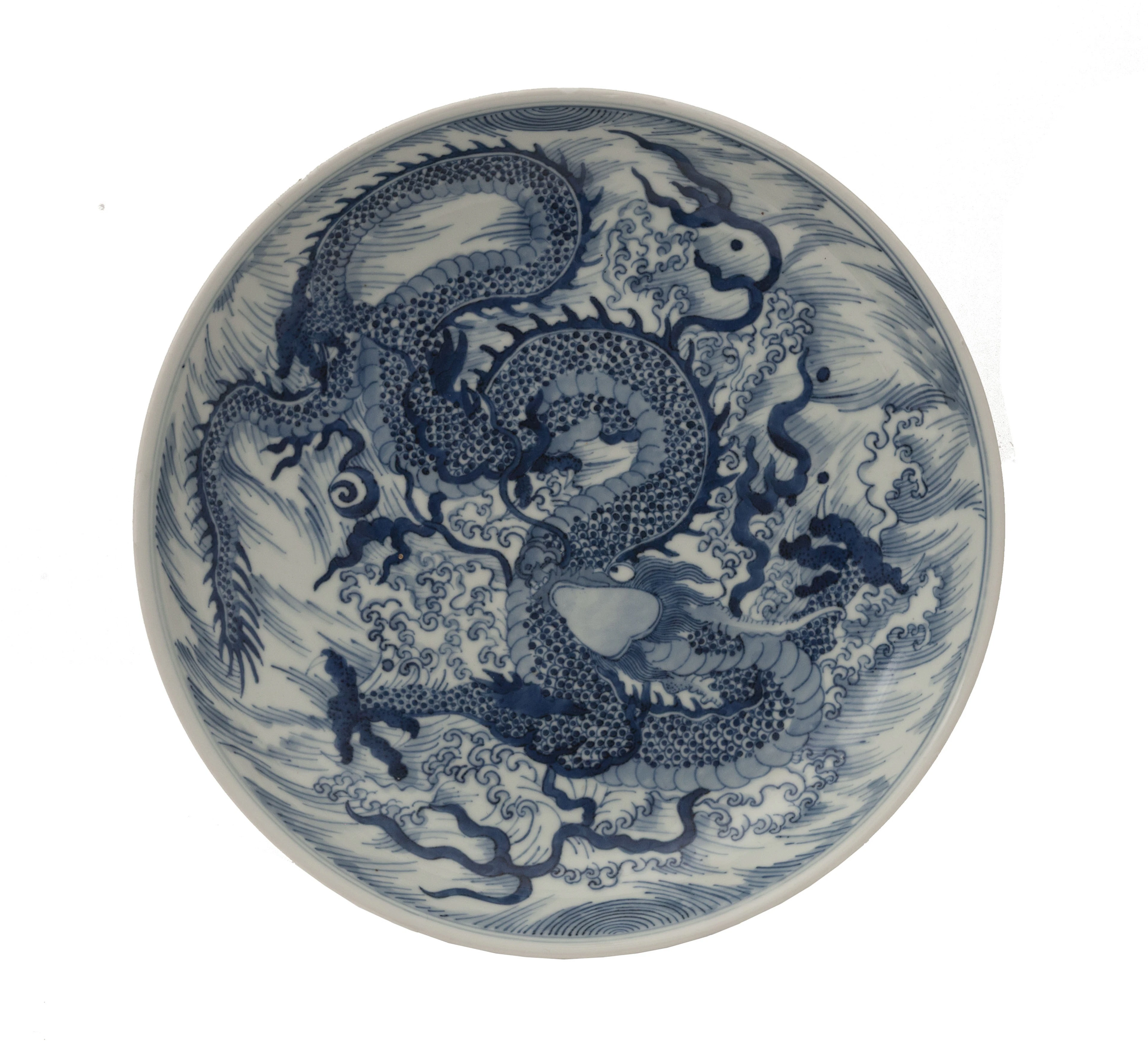 Plat en porcelaine, Chine, XIX-XXe s., décor en bleu de dragon chassant