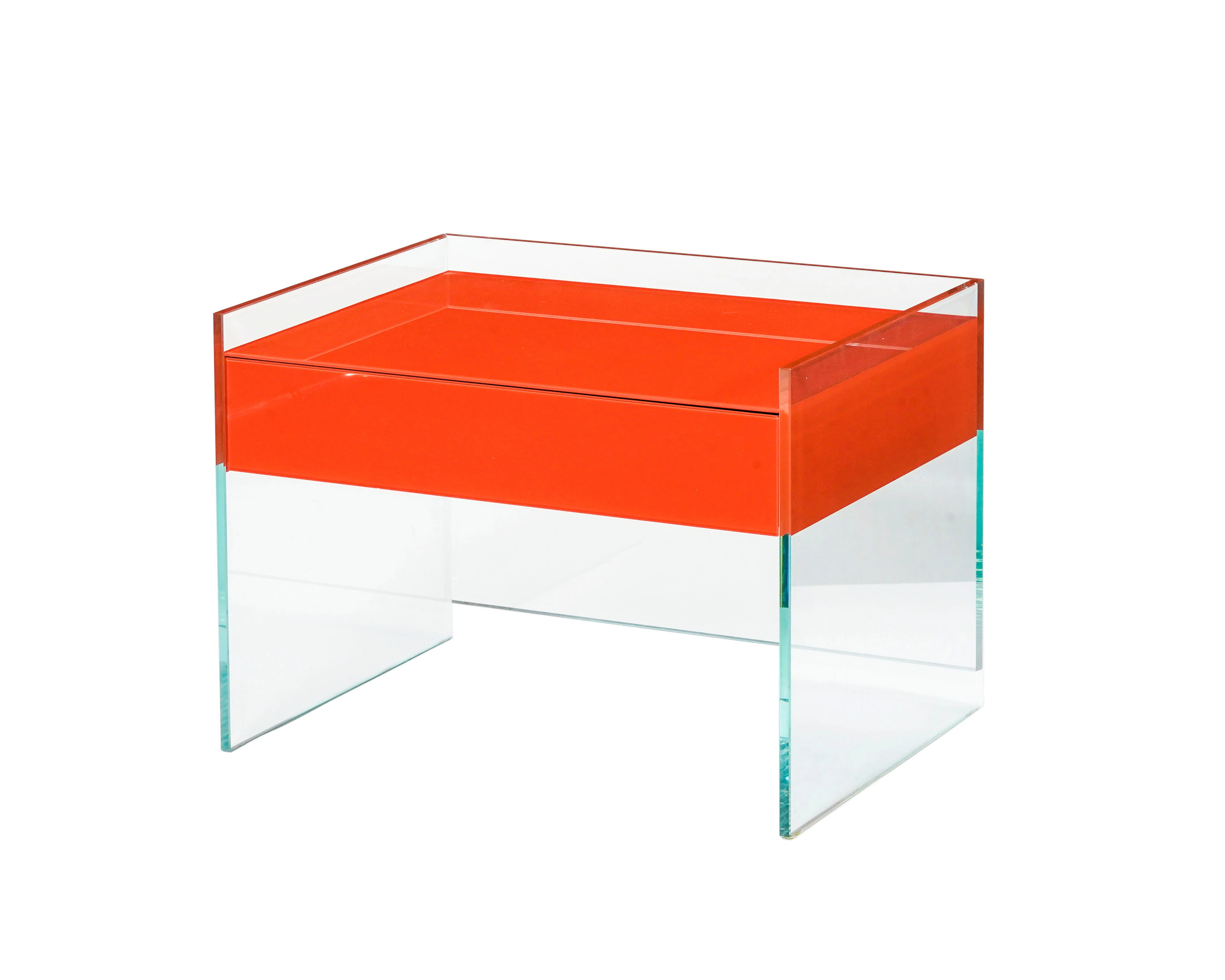 Table de chevet, XXIe s., en bois laqué rouge, montants en verre
