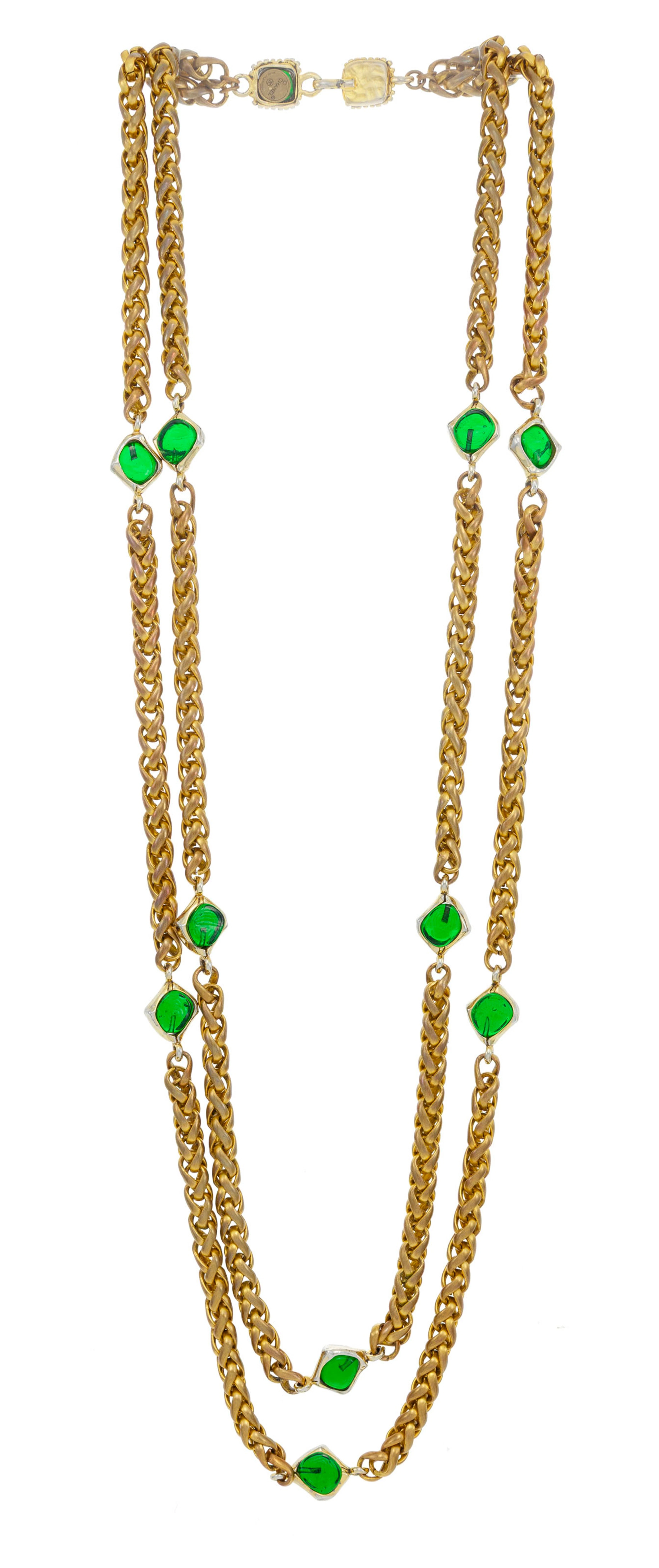 Chanel, collier sautoir double rang en métal doré avec pierres vertes