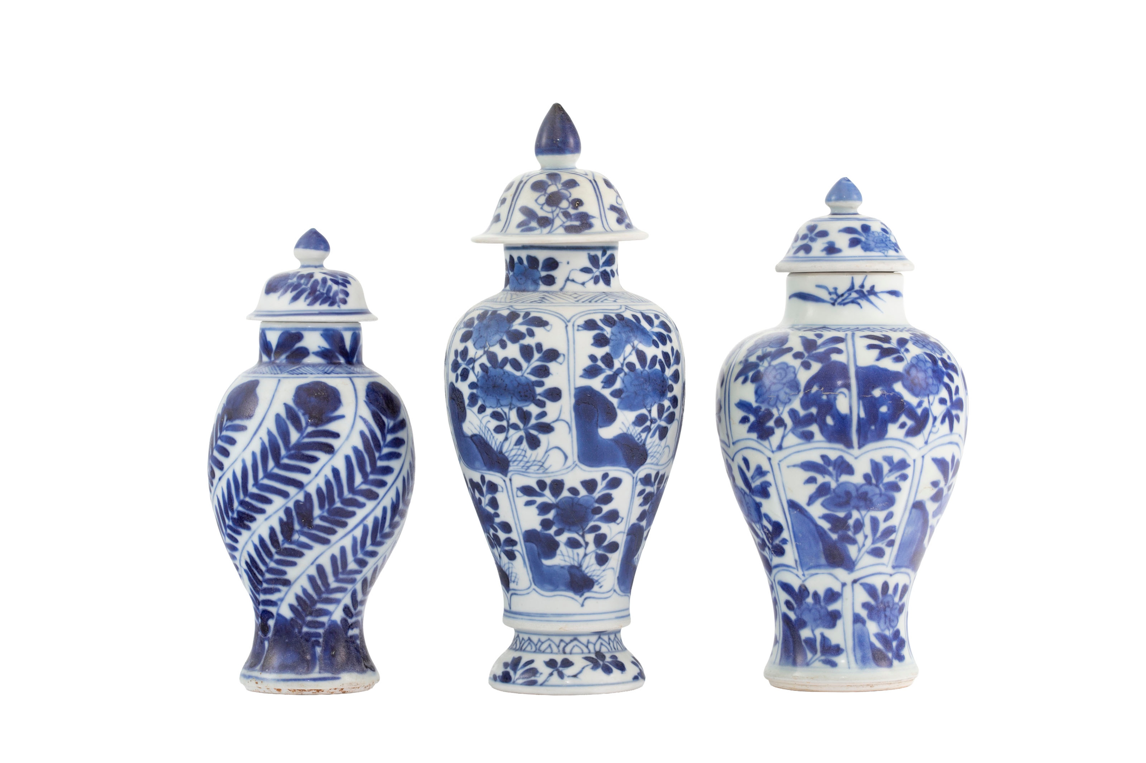 Ensemble de 3 petits vases couverts en porcelaine, Chine, ca 1690: