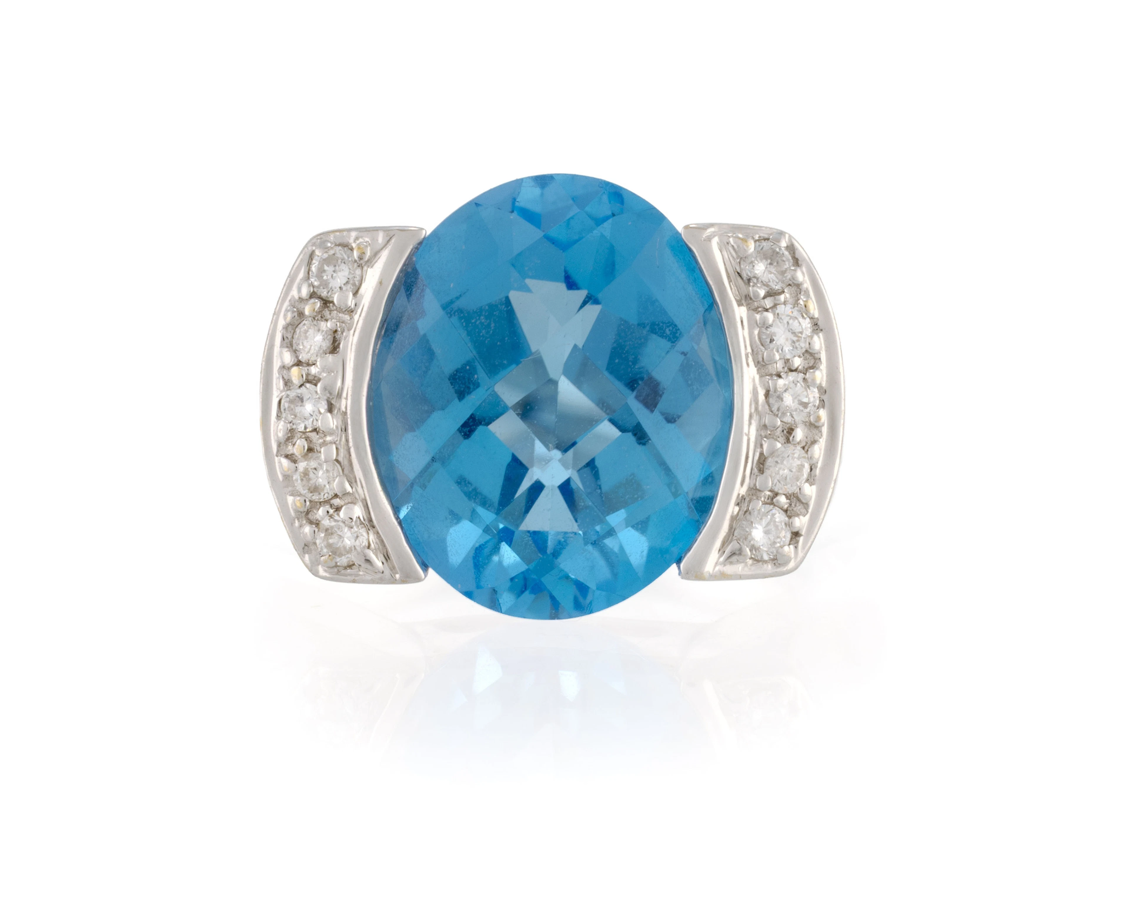 Bague en or gris 750 sertie d'une topaze bleue facettée épaulée de