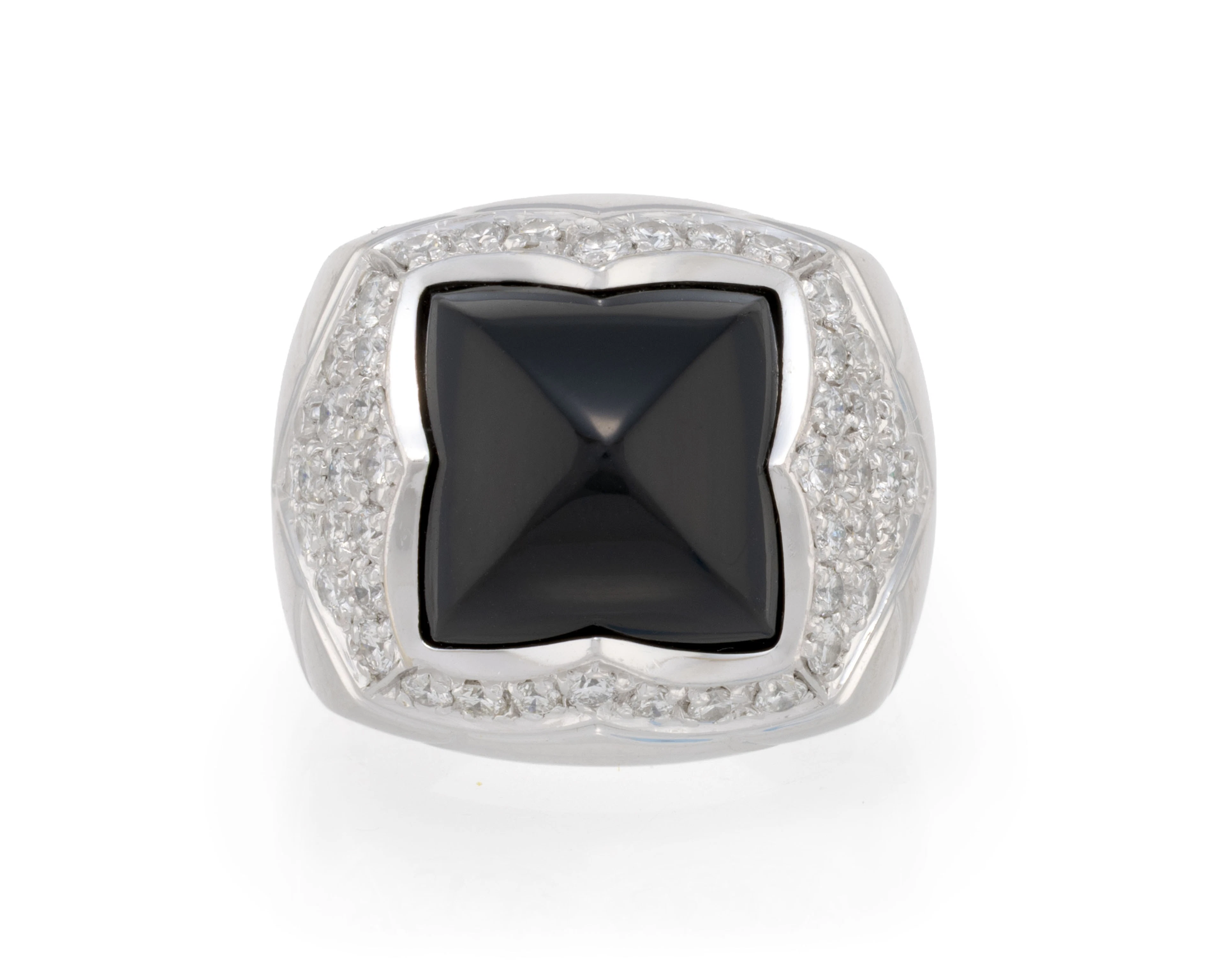 Bulgari, Pyramid, bague en or gris 750 sertie d'un onyx taillé en