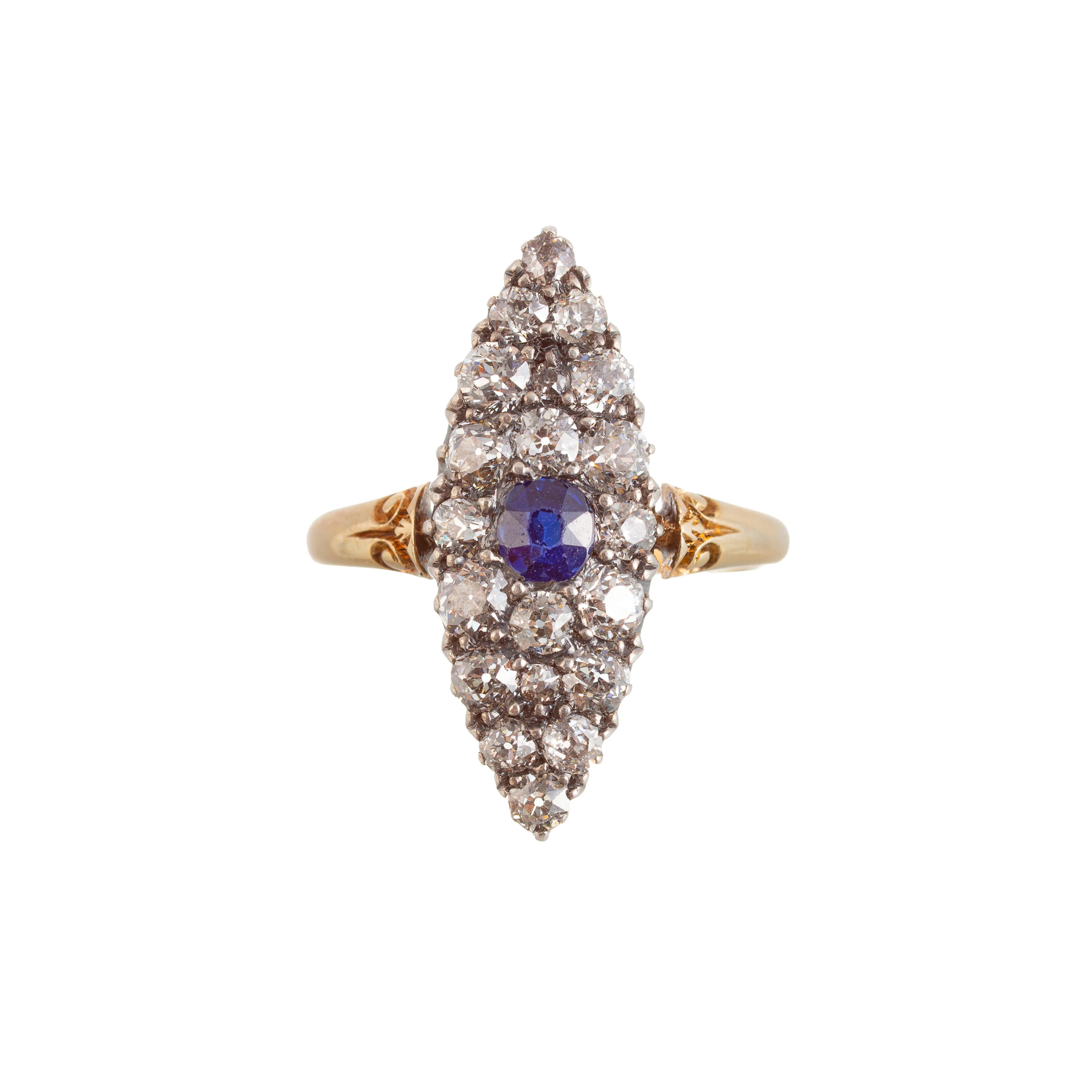 Bague marquise XIXe s., 2 ors 750 pavée d'un saphir et de diamants