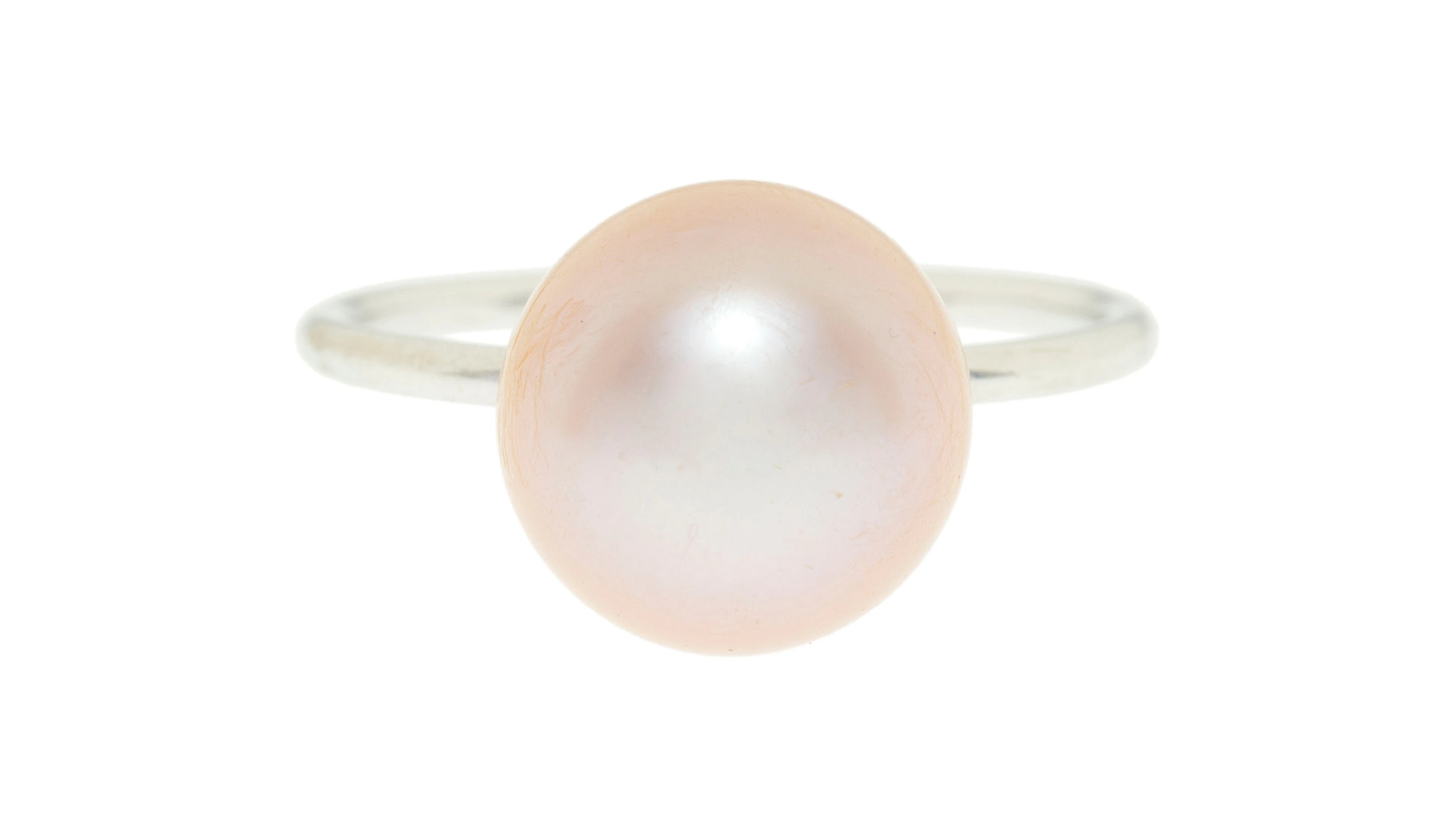 Bucherer, bague or gris 750 sertie d'une perle de culture rosée (diam.