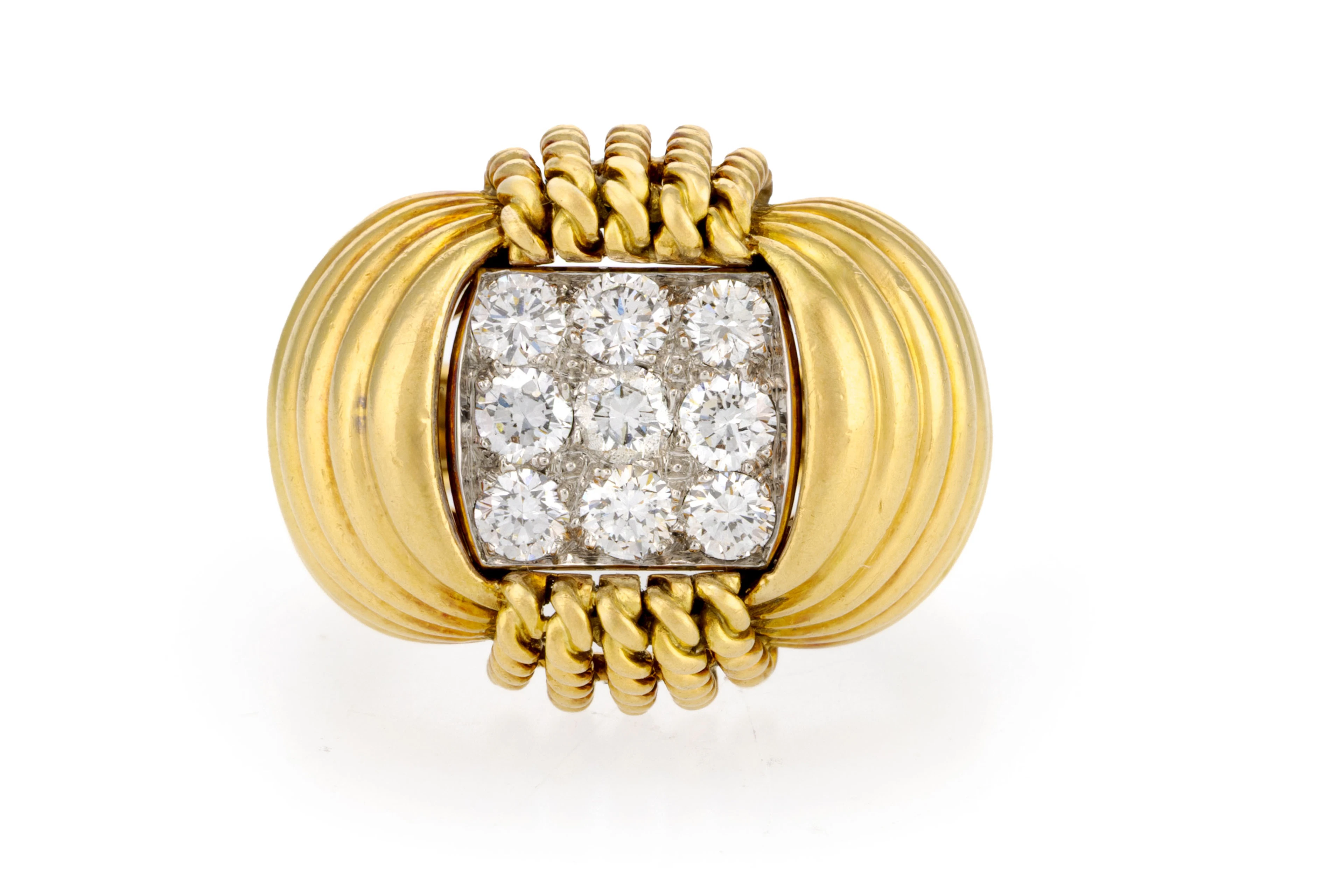 Cartier, bague années 1940-50 or 750 à motif godronné et torsadé ornée