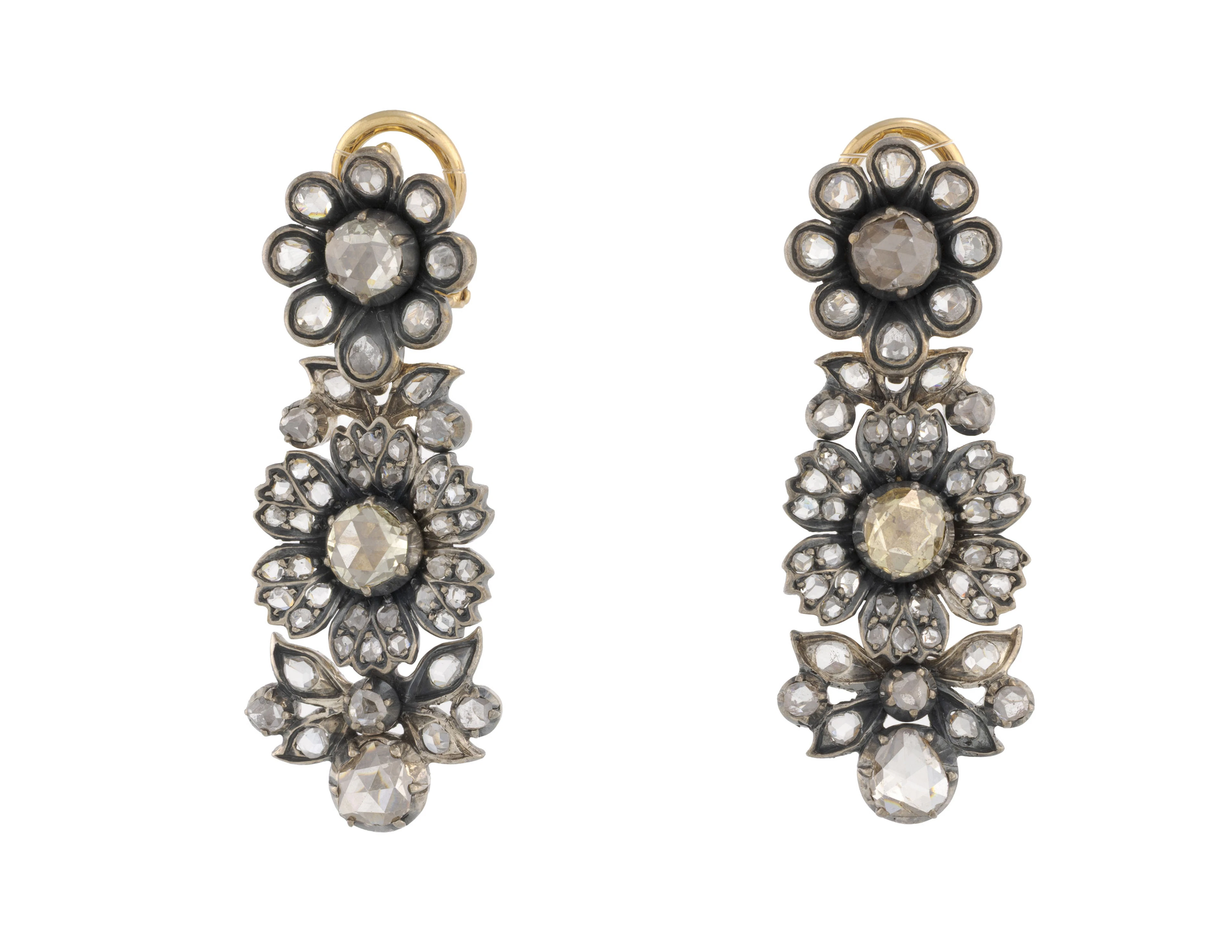 Paire de pendants d'oreilles XIXe s., or 750 et argent à motif floral