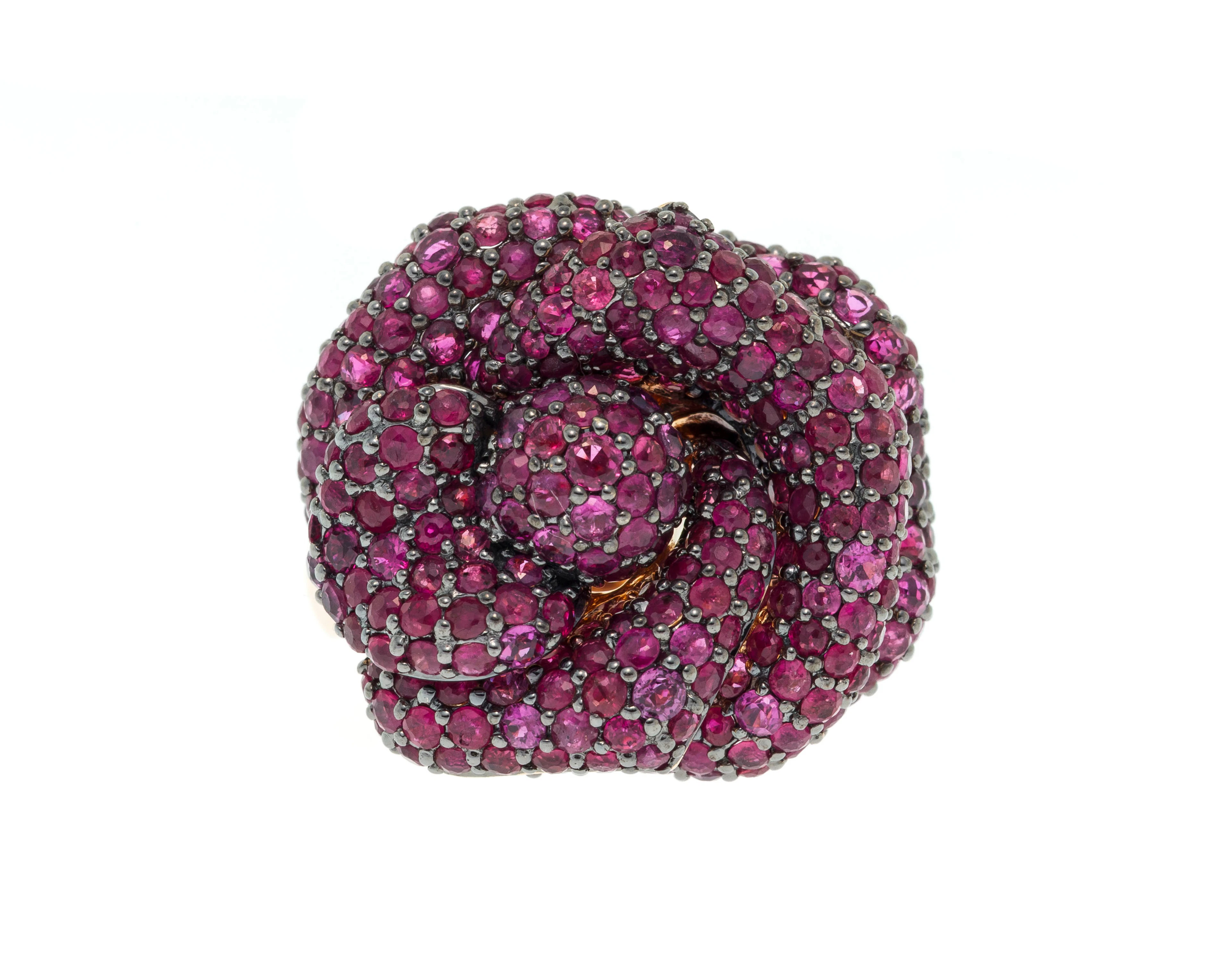 Bague rose en or noirci et or rose 750 pavée de rubis taille rond