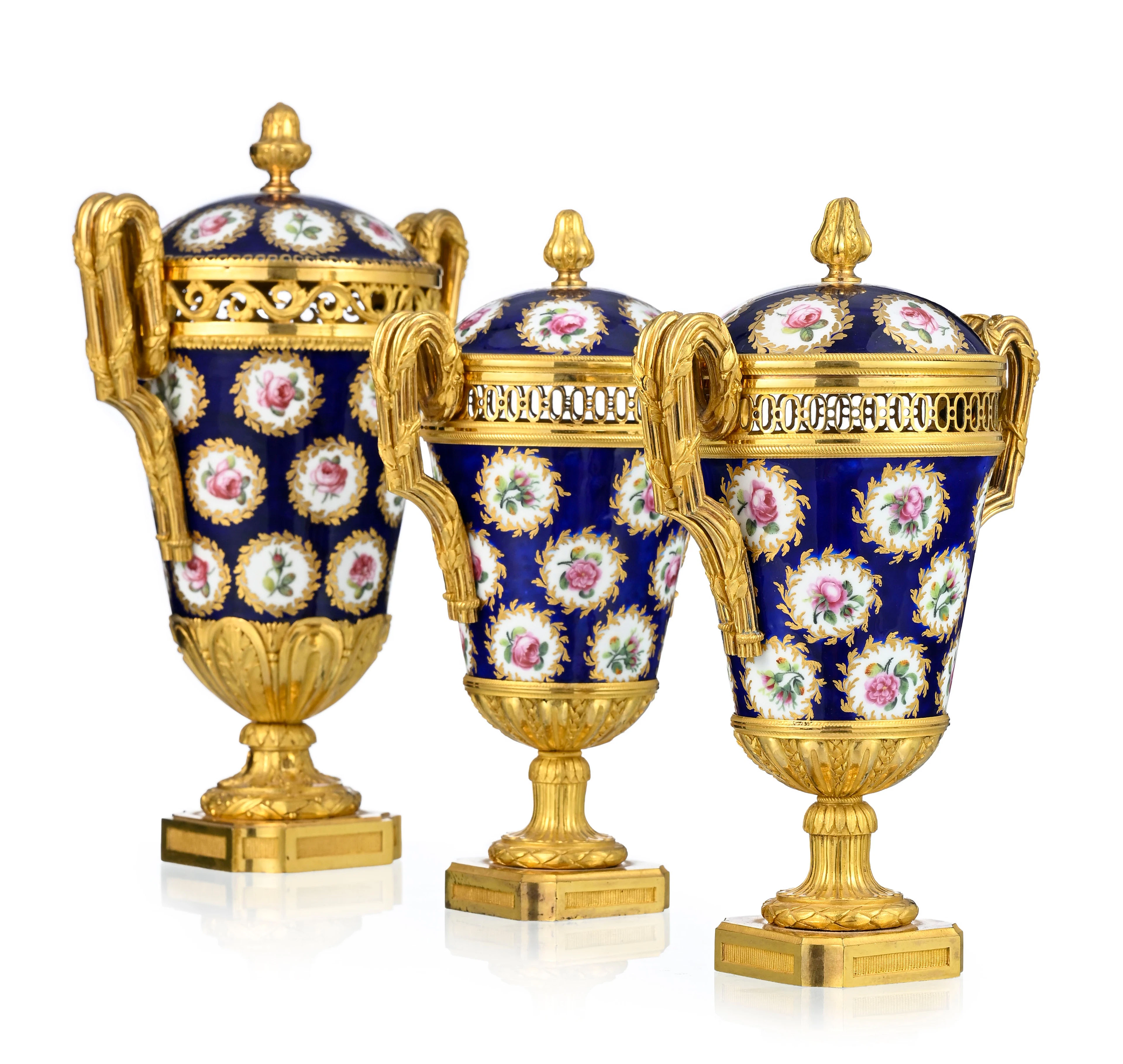 Garniture composée de trois pot-pourris, fin d'époque Louis XVI, en