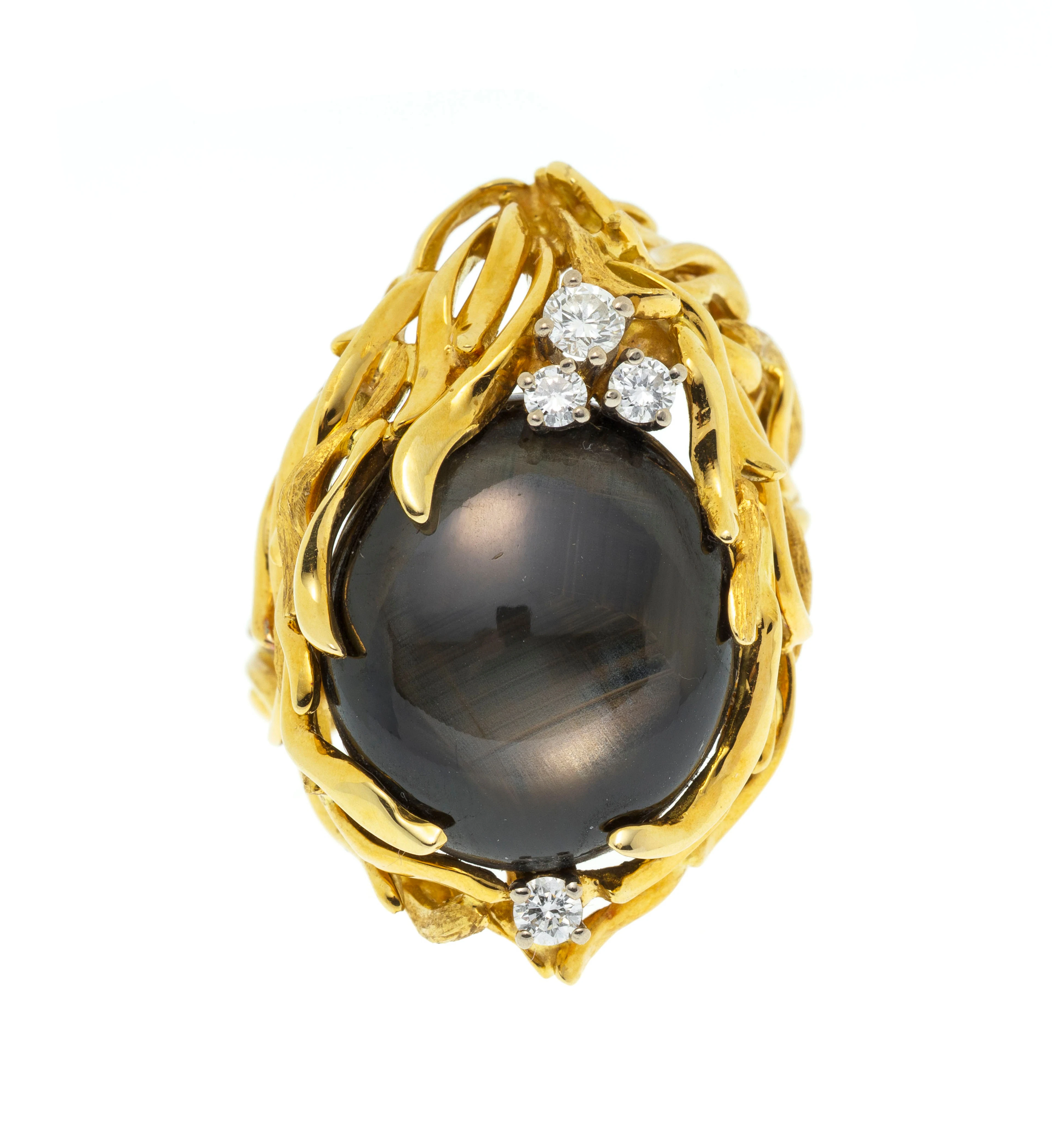 Gilbert Albert, bague en or 750 à motif végétal ajouré enserrant un