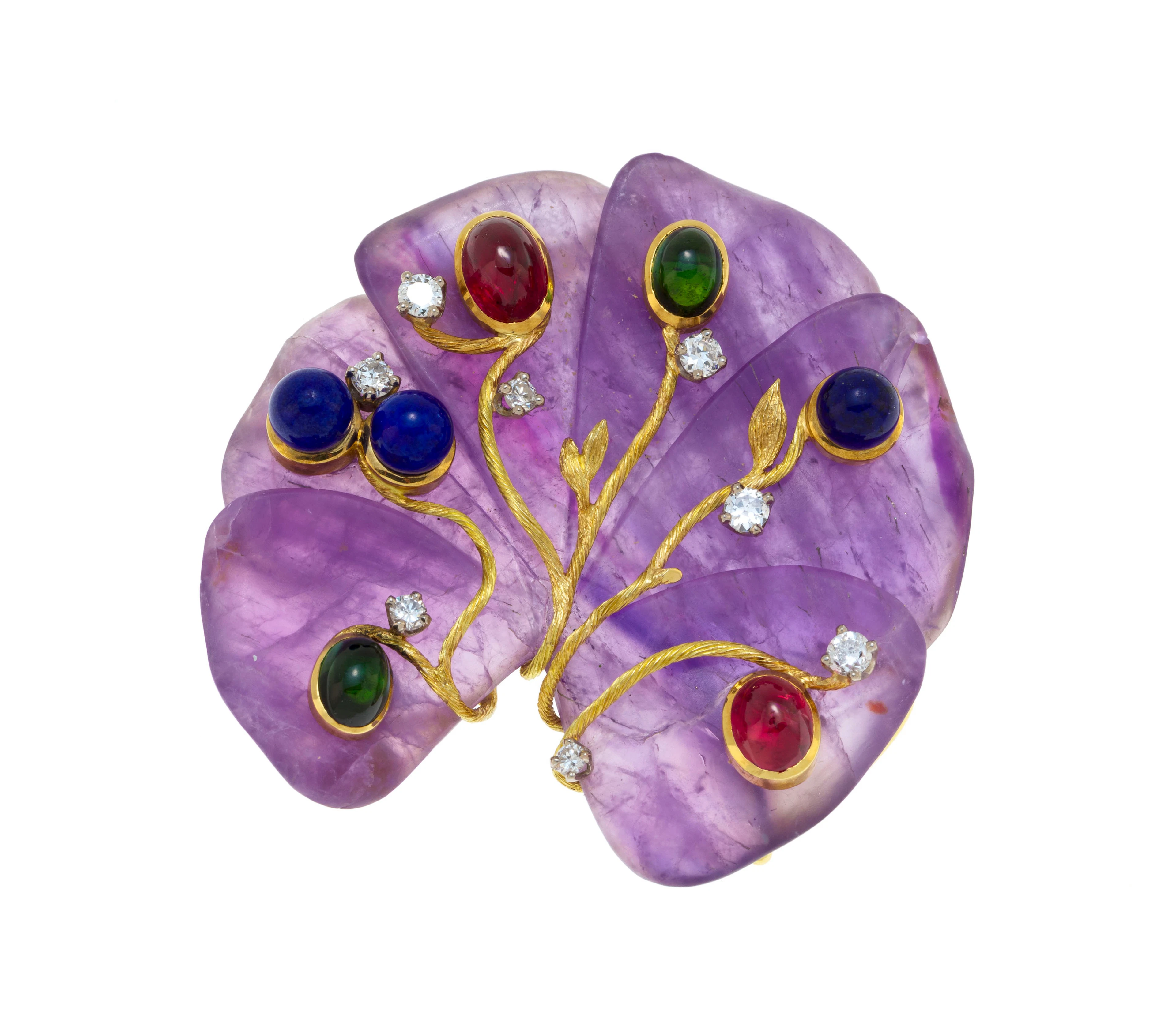 Broche formée d'une améthyste gravée surmontée d'un décor végétal