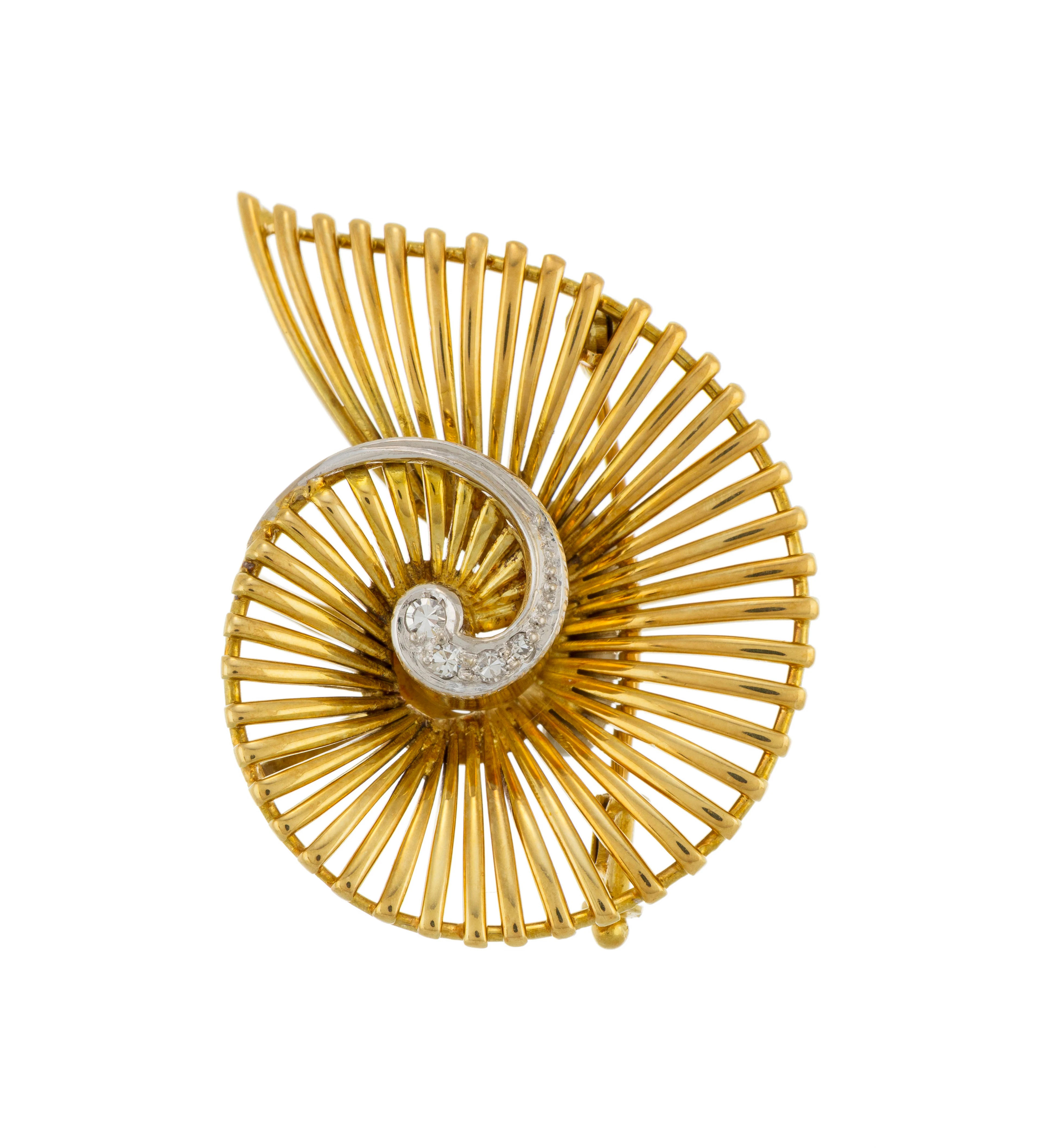 Broche années 1940-50 2 ors 585 stylisant un coquillage serti de diamants
