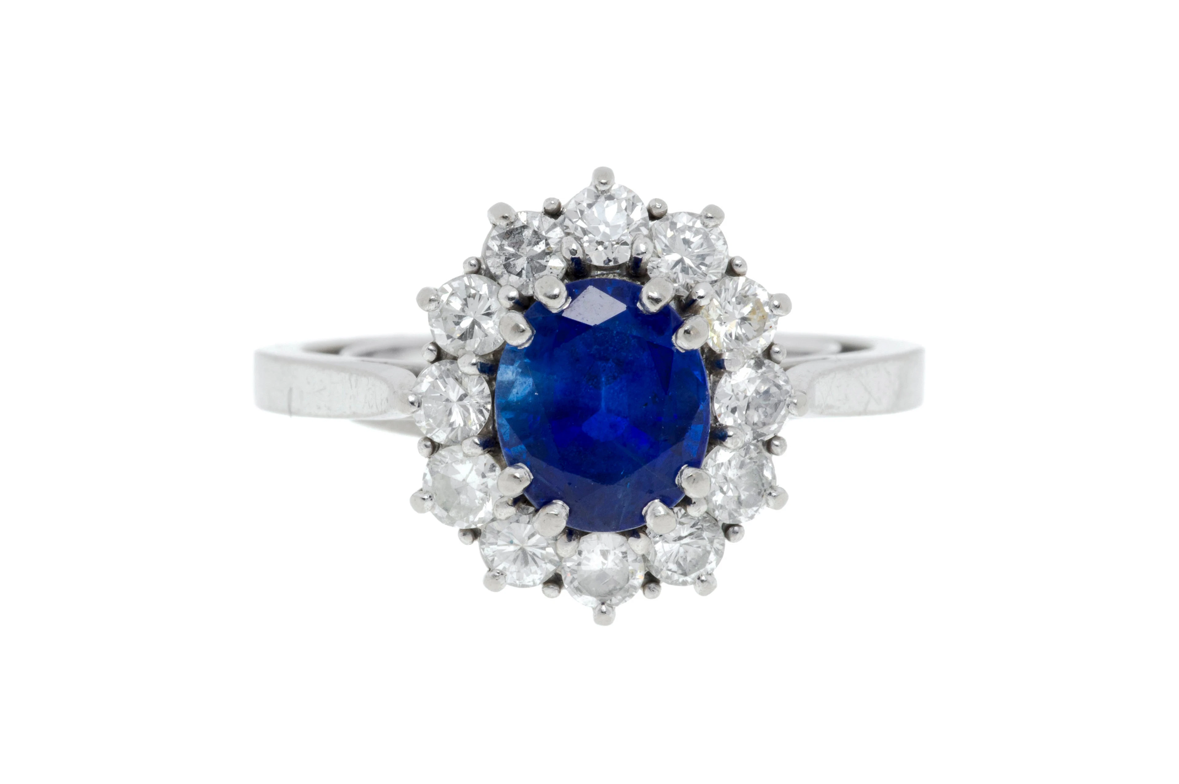 Bague or gris 750 sertie d'un saphir ovale entouré de diamants taille