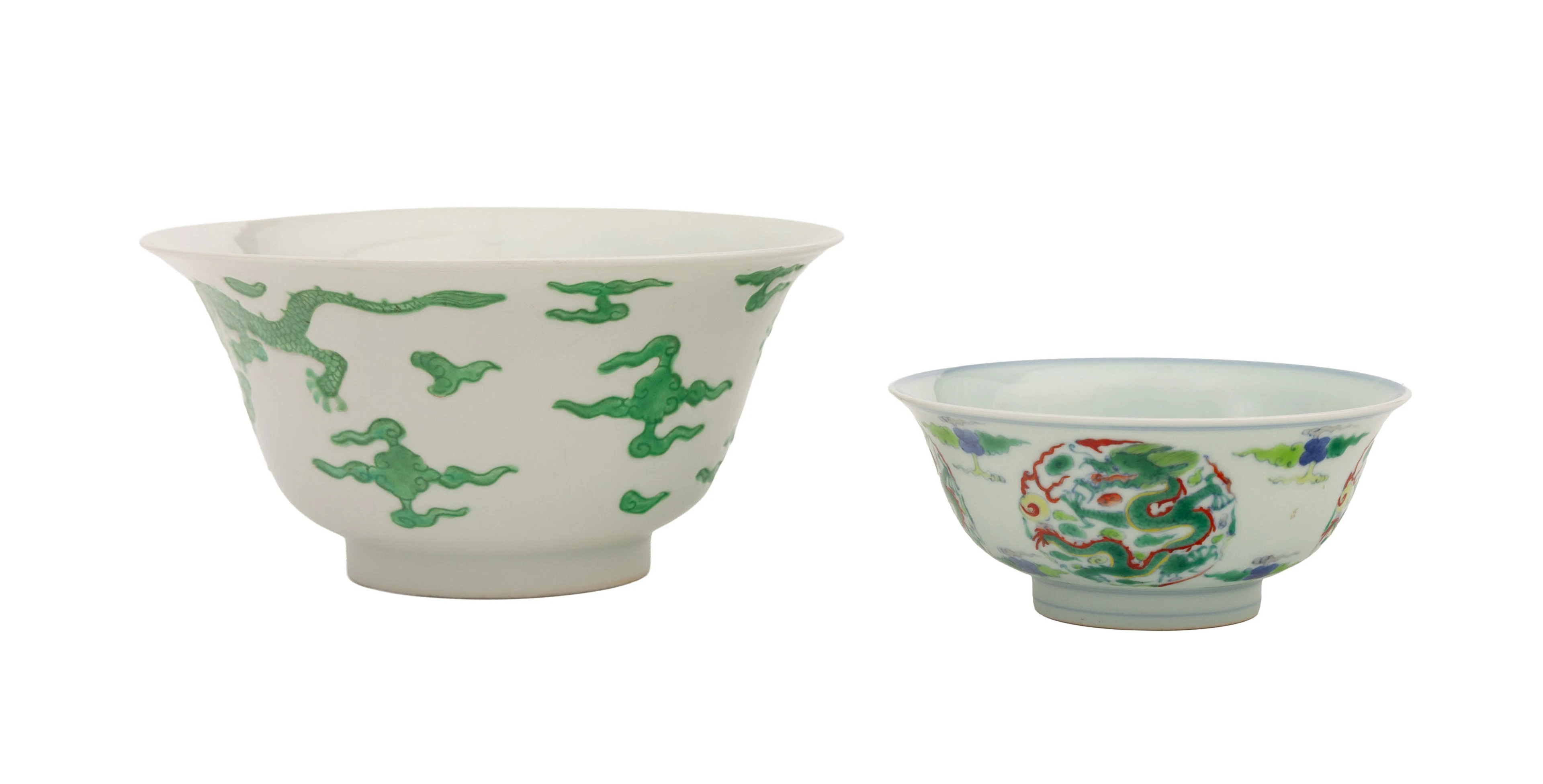 2 bols en porcelaine, Chine, XXe s., les deux décorés de dragons