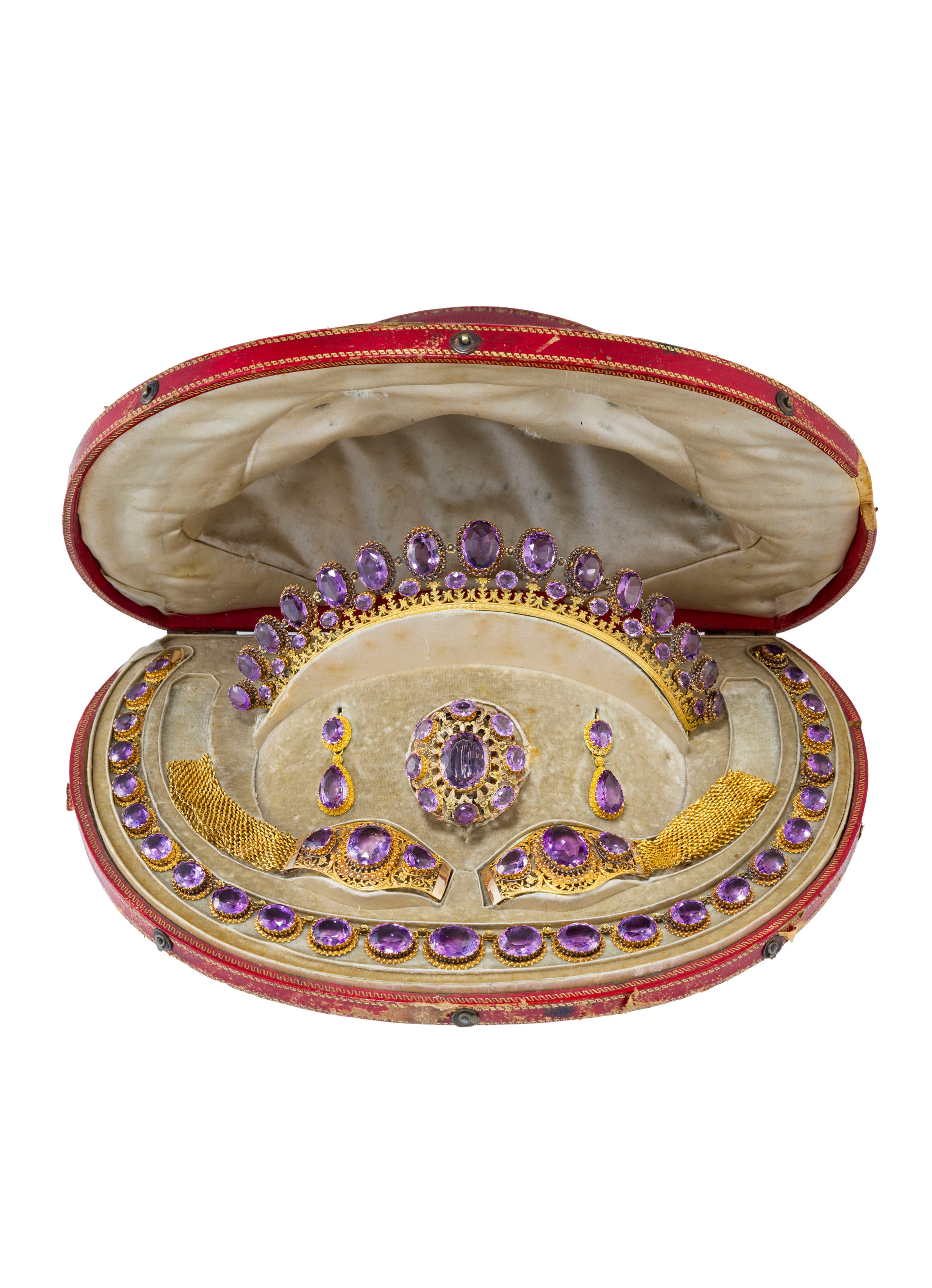 Parure datant du milieu du XIXe s., composée d'une tiare, d'une broche