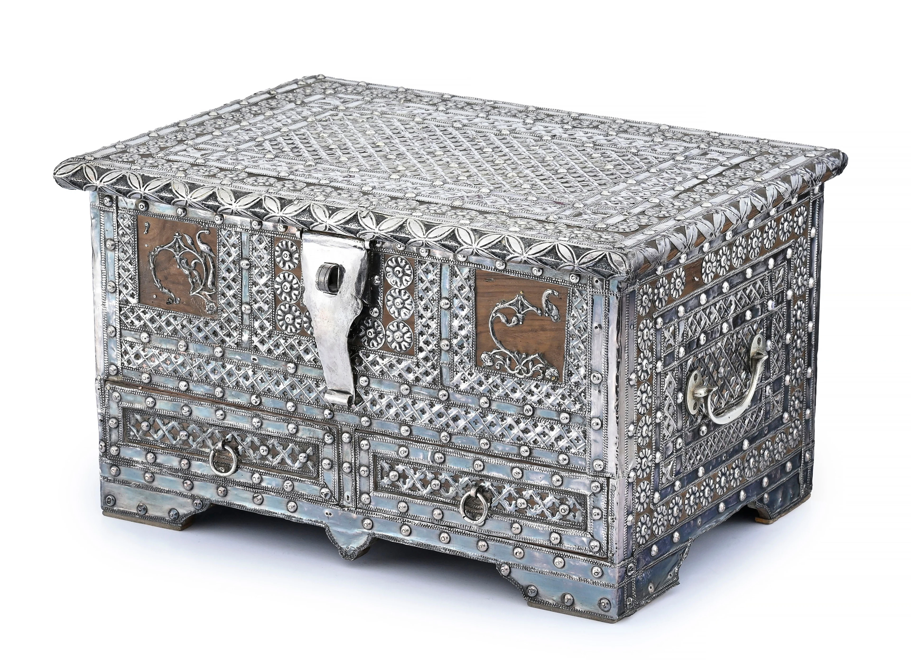 Coffre en bois et placage d'argent, Inde du Sud, XXe s., décor de