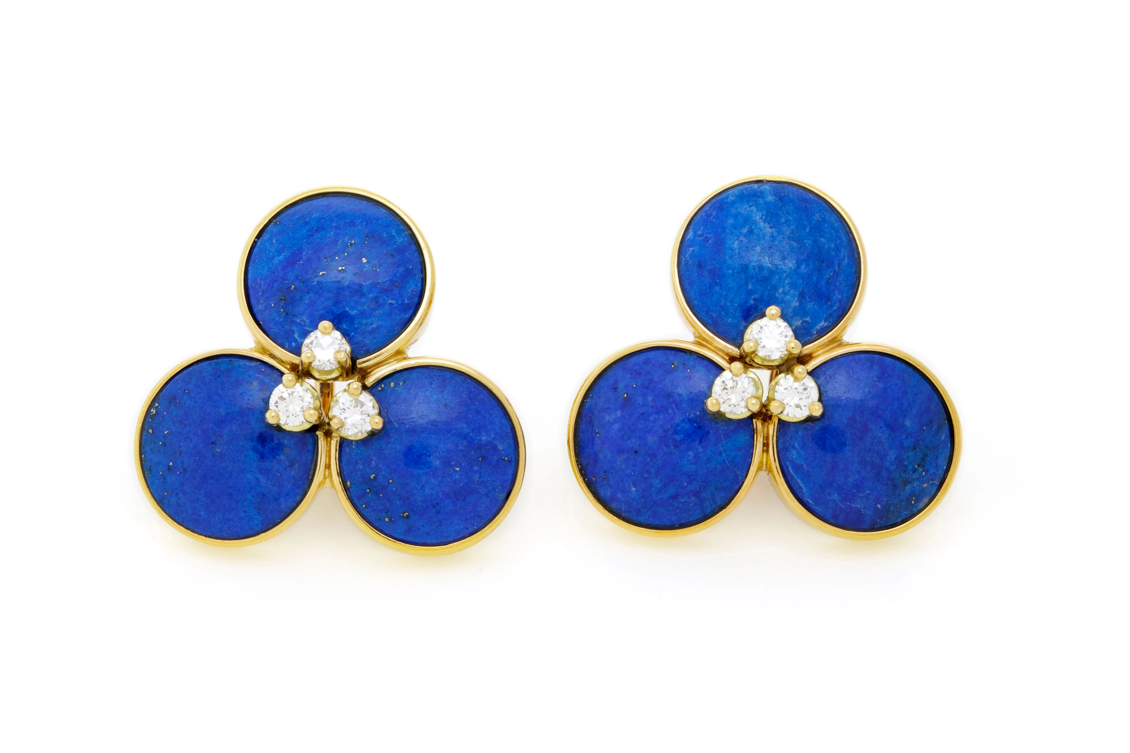 Paire de boucles d'oreilles fleurs or 750, les pétales sertis de lapis-lazuli