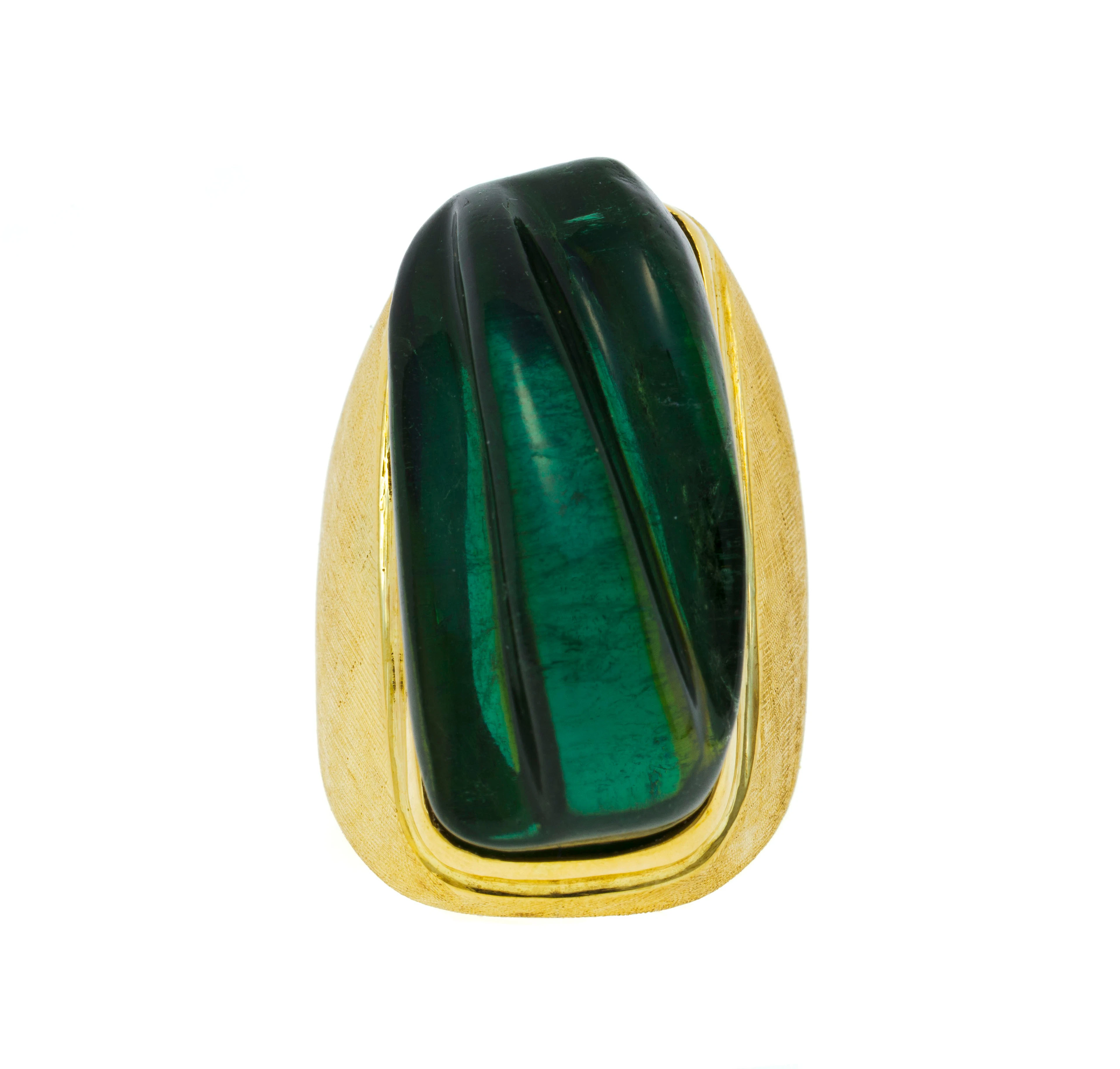 Bague or 750 satiné ornée d'une tourmaline verte godronnée, signée